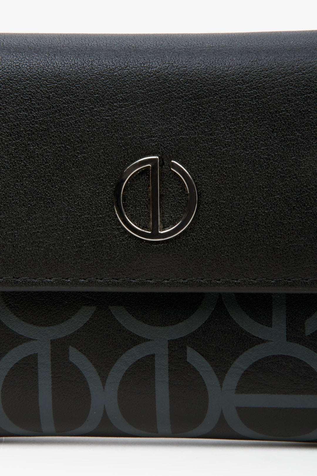 Czarny portfel damski ze skóry naturalnej ze srebrnymi okuciami Estro ER00113649