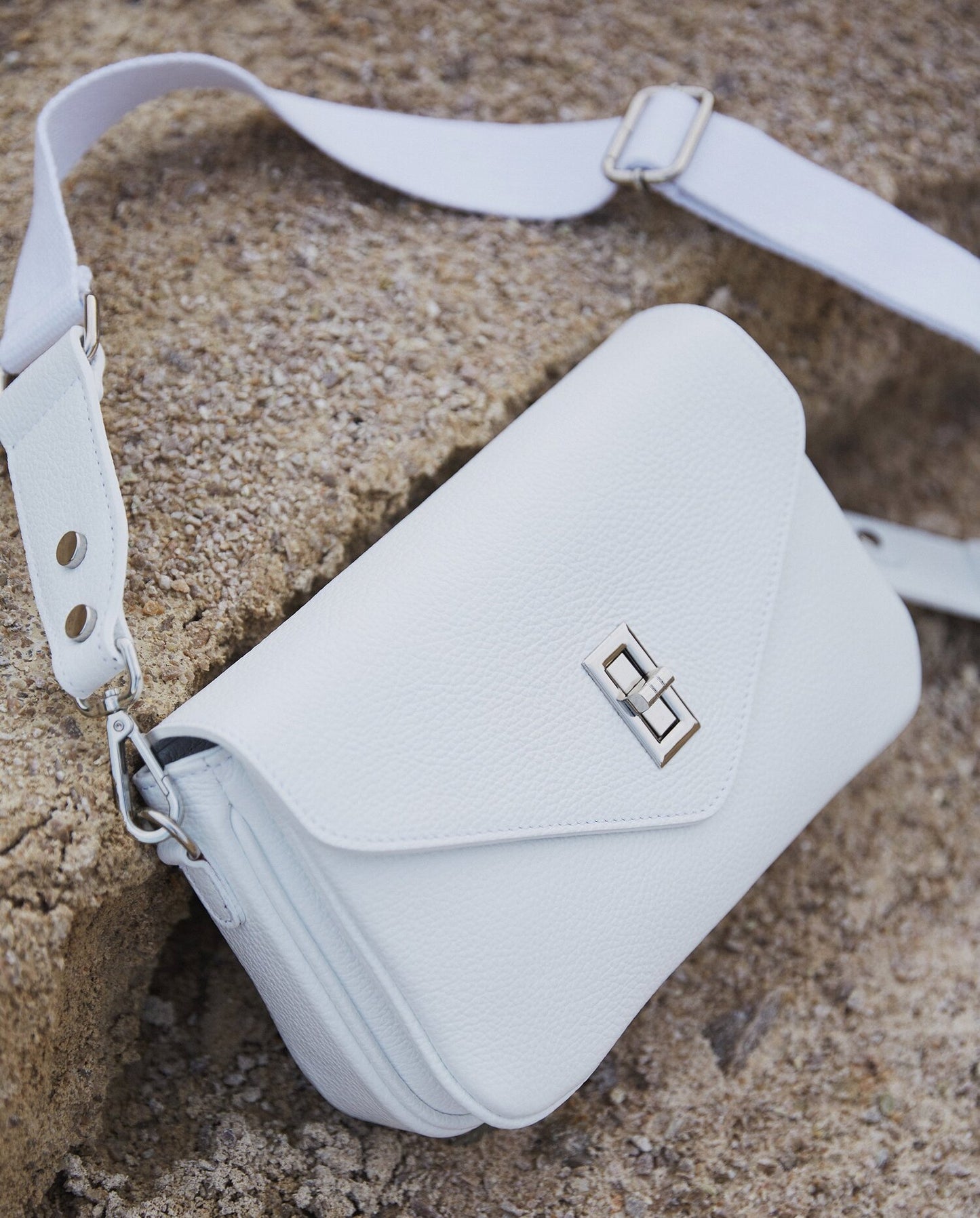 Biała torebka damska ze skóry naturalnej na ramię Estro ER00113004