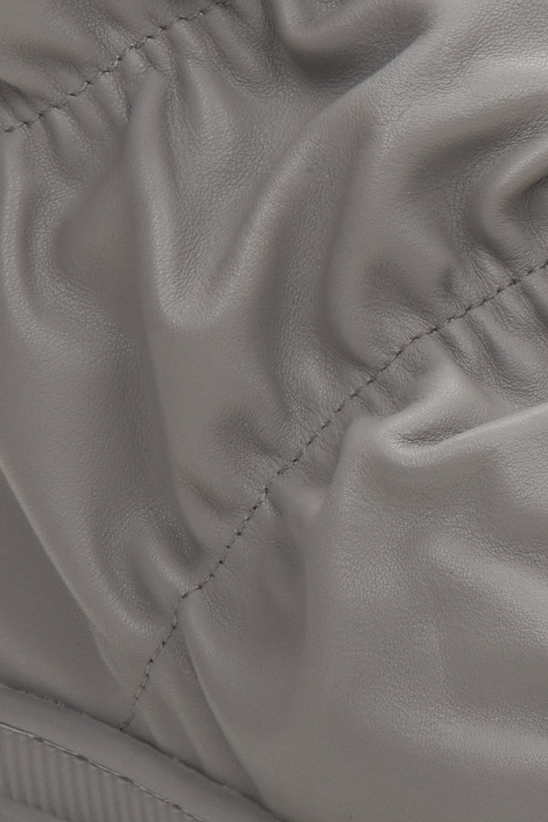 Miękkie śniegowce damskie w kolorze szarym Estro - zbliżenie na detale.