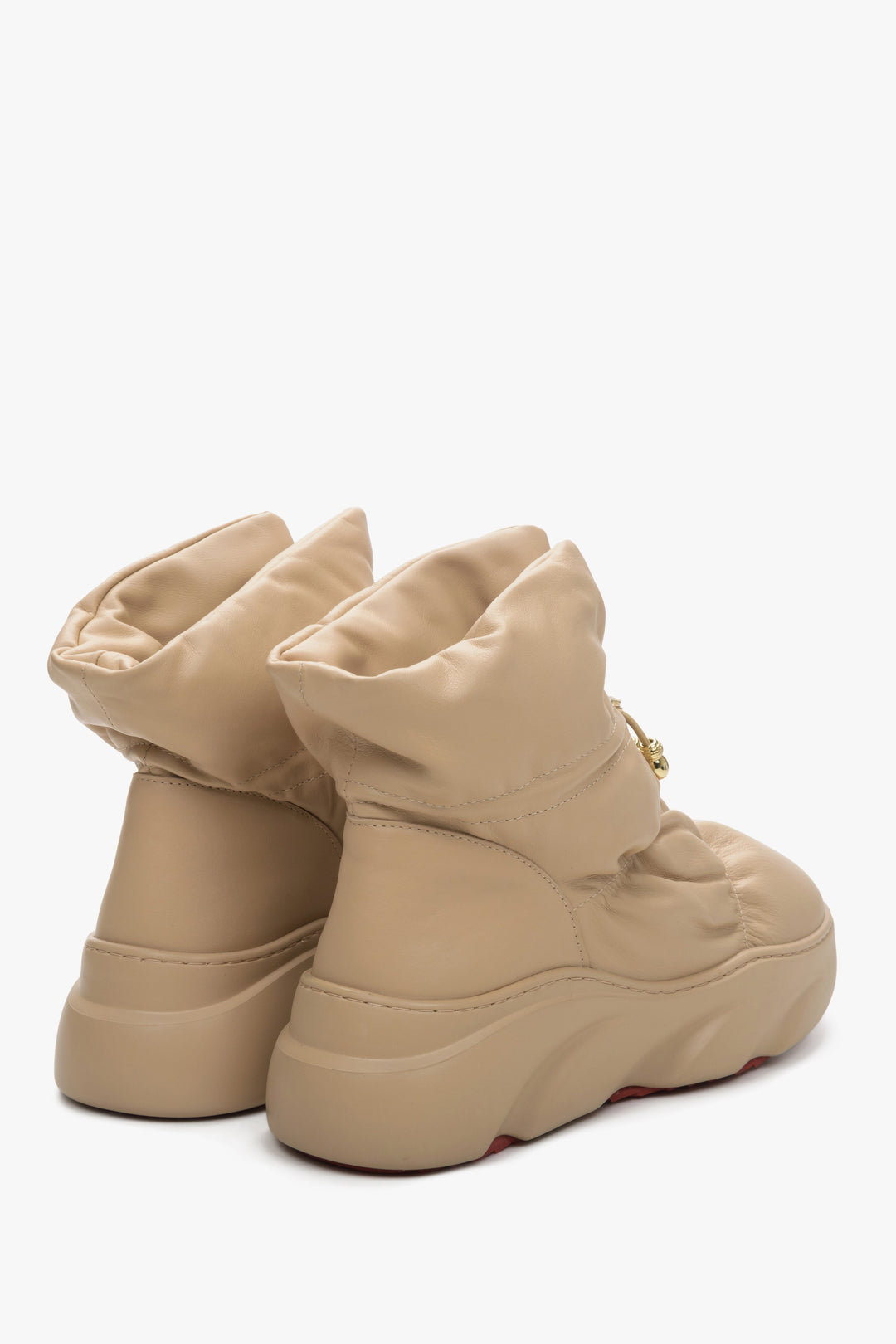 Damskie zimowe śniegowce ze skóry i futra w kolorze beżowym Estro - zbliżenie na tył i bok modelu.