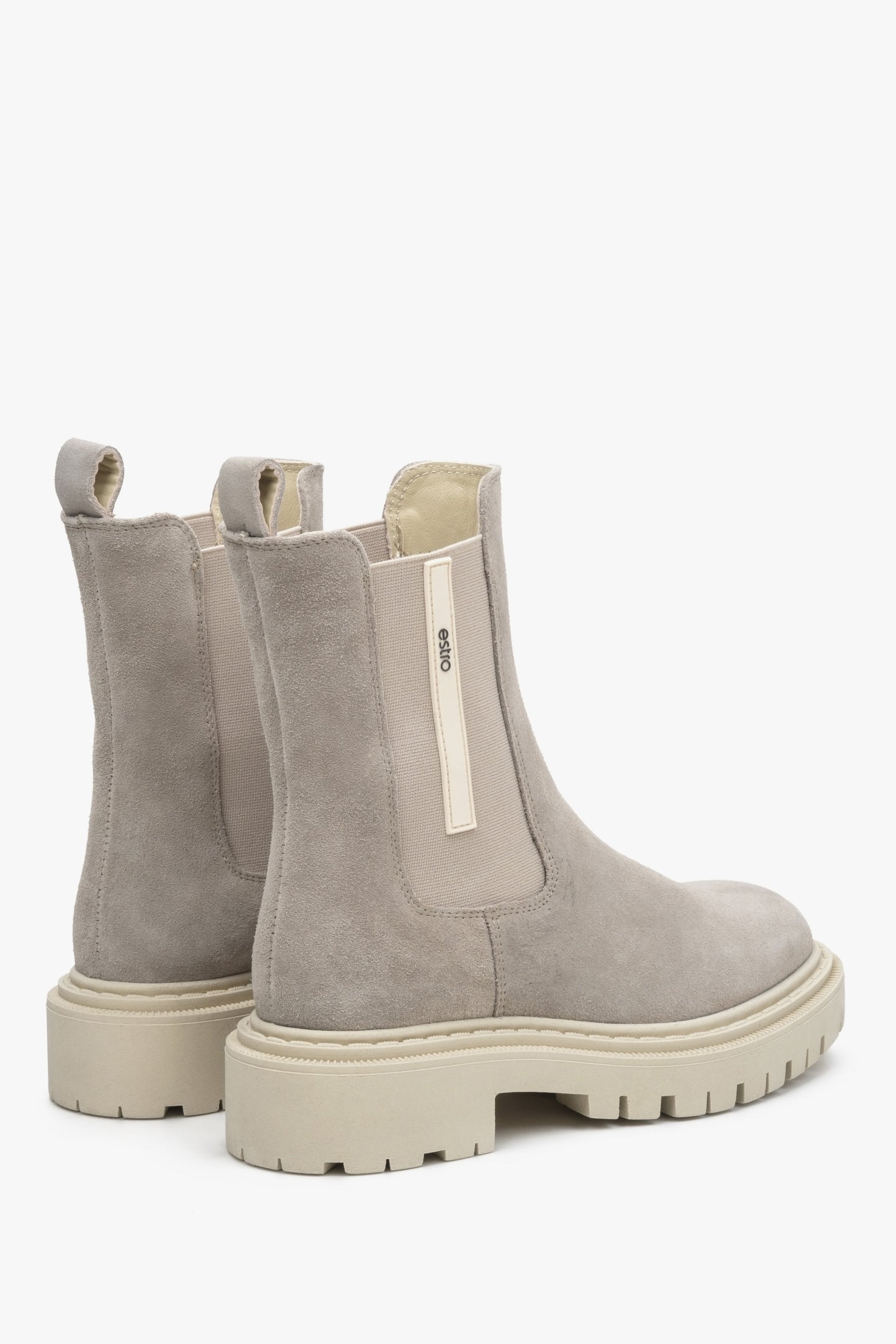 Damskie botki zamszowe wysokie Estro w kolorze szarym - zbliżenie na tył i bok cholewy.