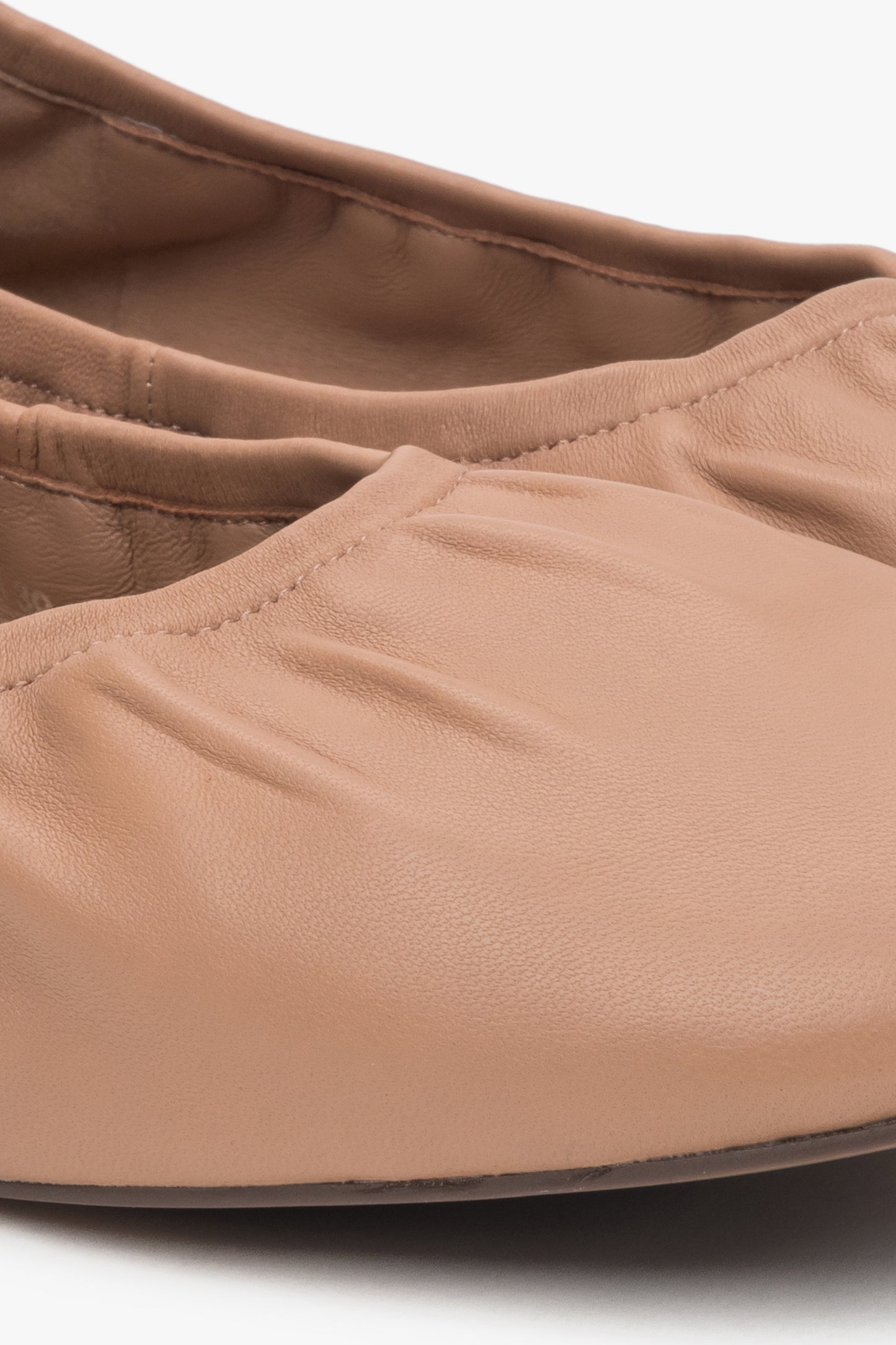 Baleriny damskie Estro w kolorze brązowym - detale.