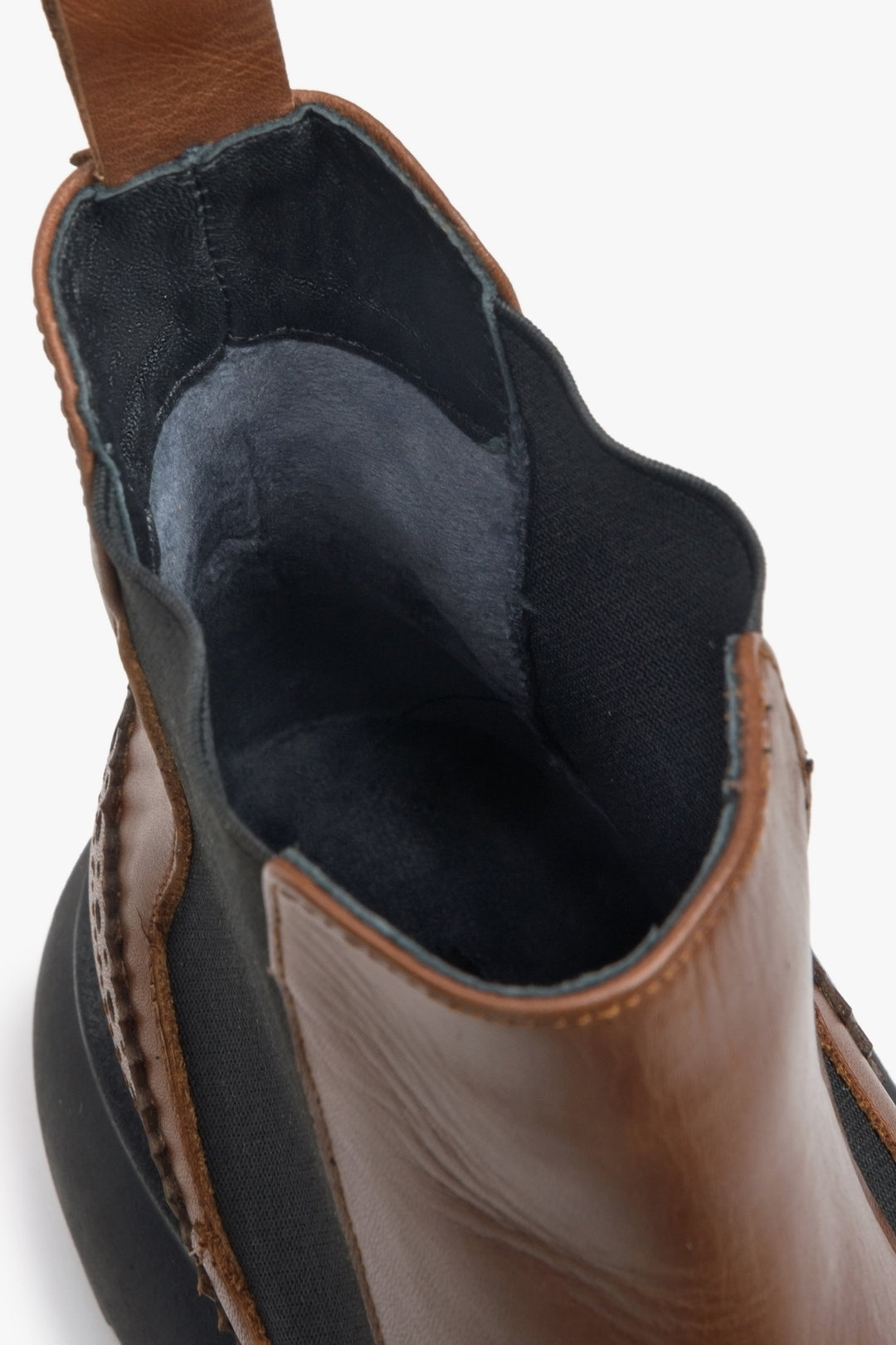 Damskie sztyblety z ociepleniem na zimę w kolorze brązowym Estro - zbliżenie na miękkie wypełnienie buta.