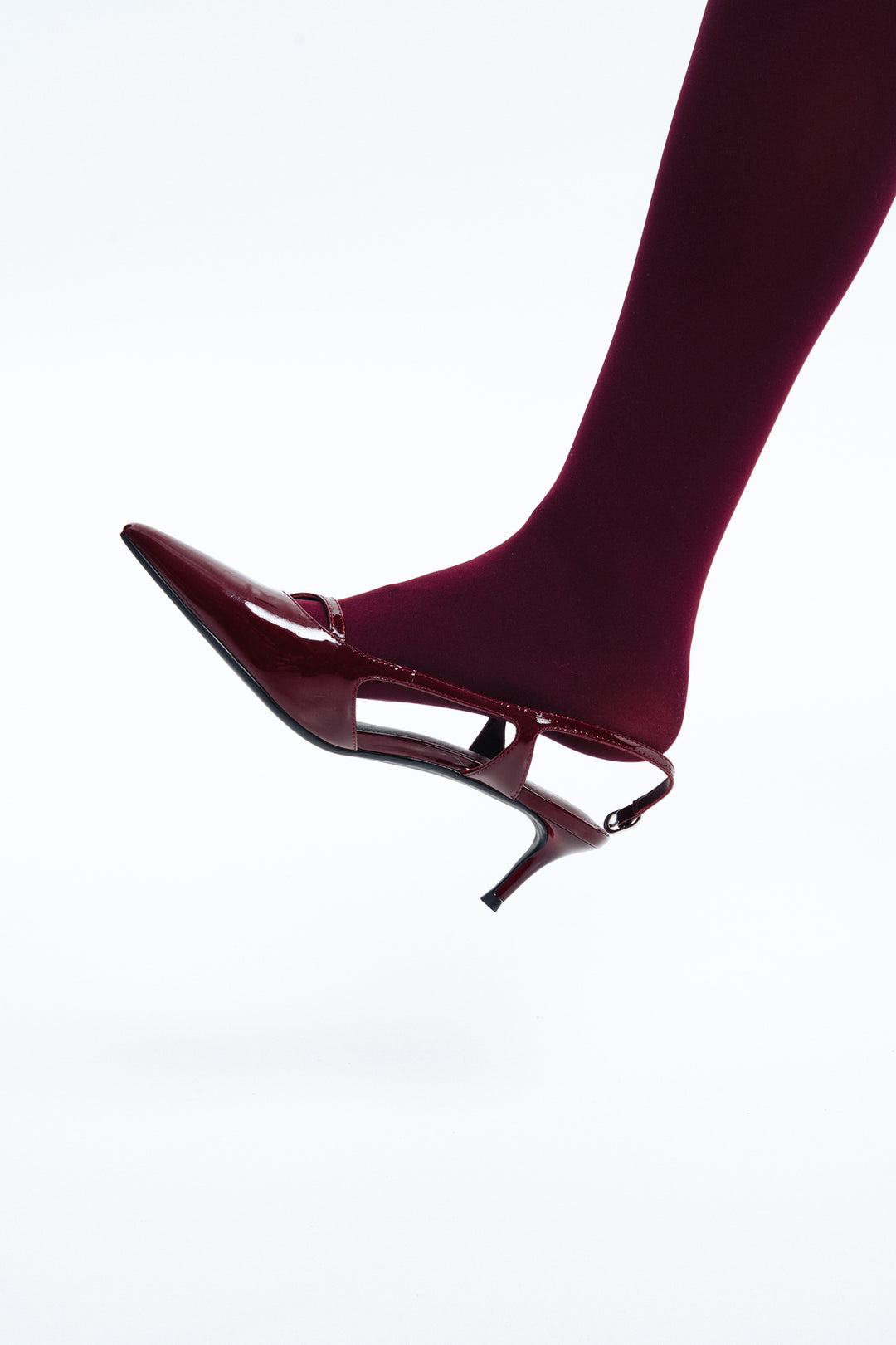 Bordowe czółenka na niskim obcasie typu slingback z lakierowanej skóry Estro ER00116277