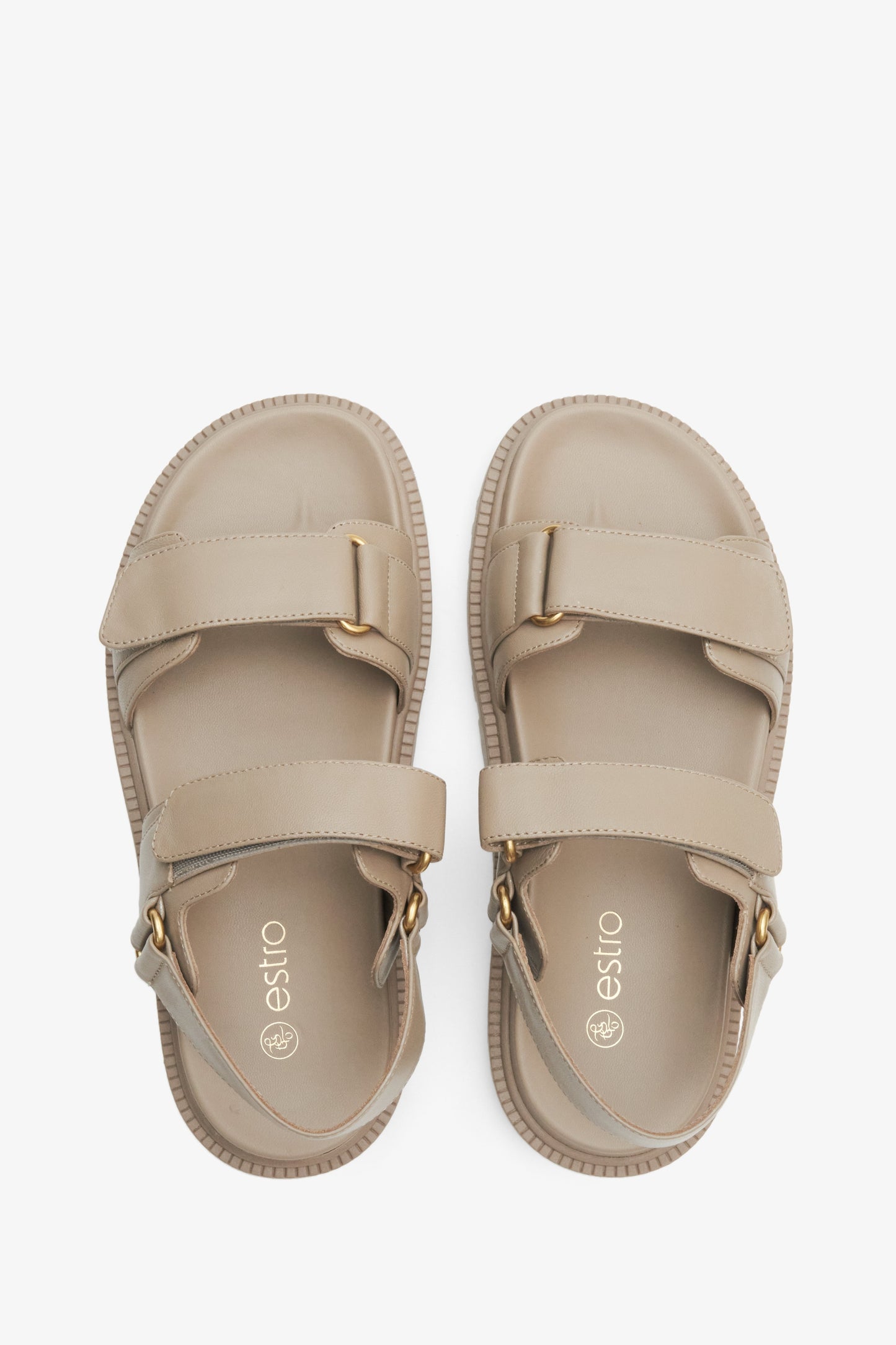 Sandały damskie beżowe ze skóry naturalnej na elastycznej podeszwie ze złotymi elemenetami.