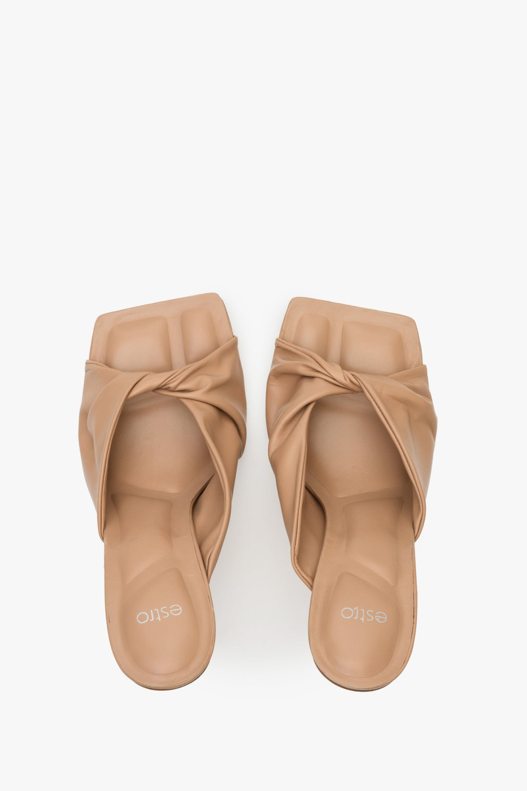 Klapki damskie beżowe ze skóry naturalnej z plecionym paskiem marki Estro - prezentacja modelu z góry.