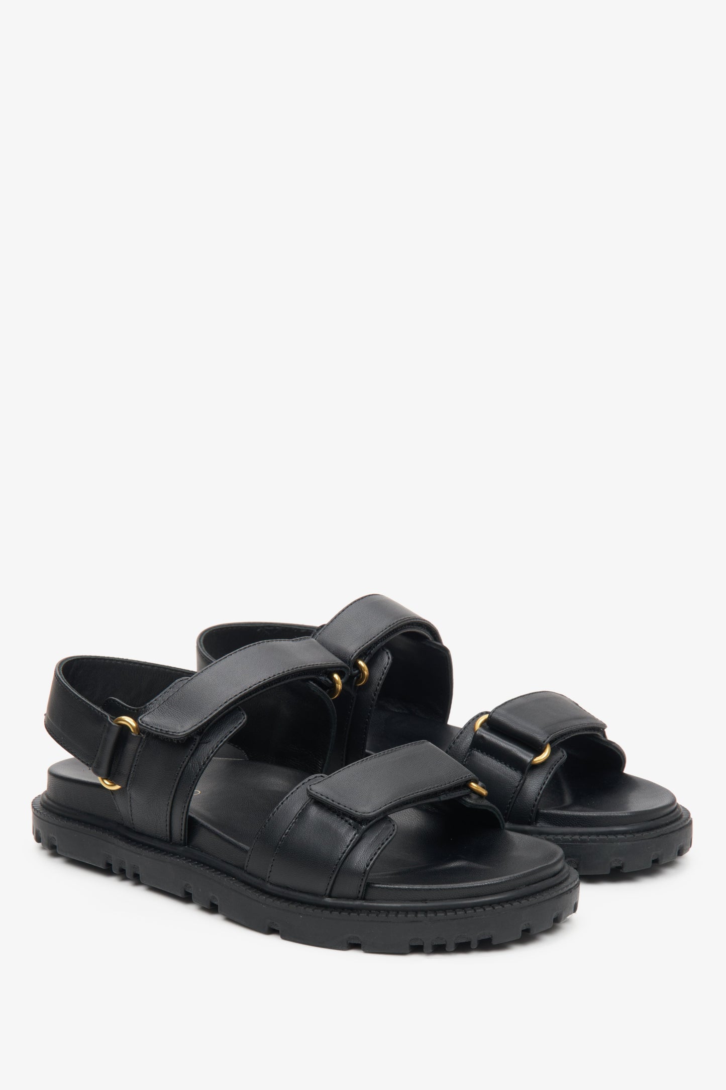 Czarne sandały damskie na elastycznej podeszwie ze złotymi zdobieniami.