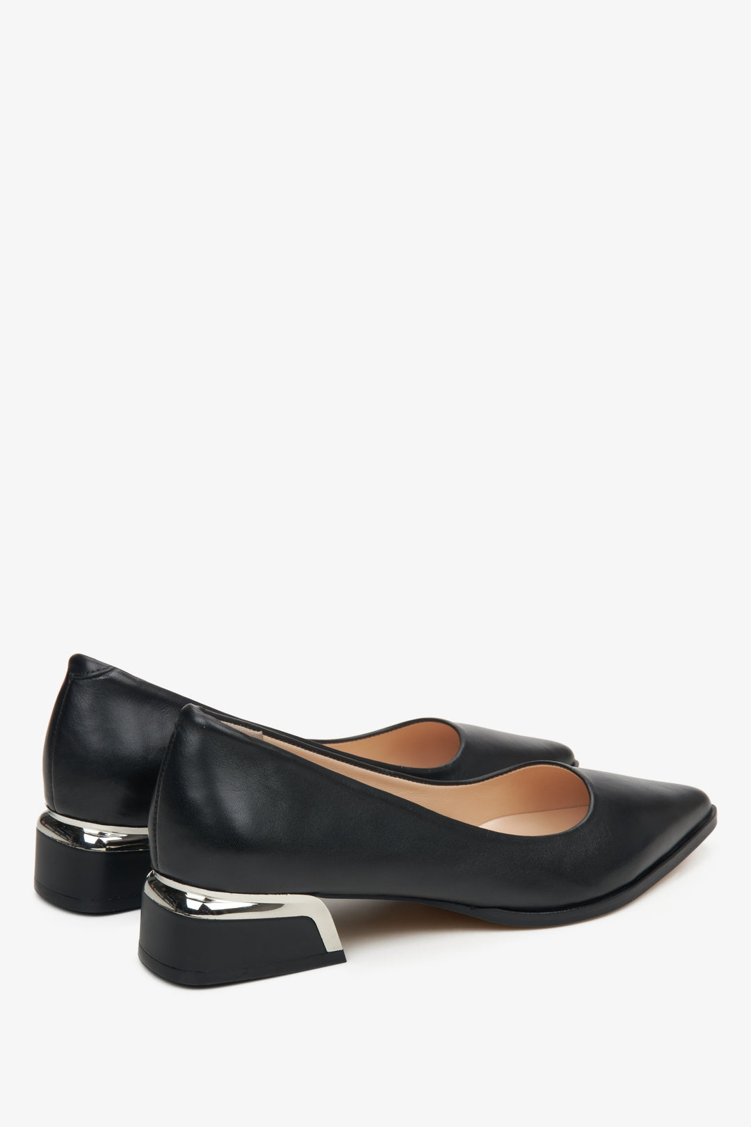 Damskie czarne skórzane czółenka Estro - zbliżenie na linię boczną buta i zapiętek.