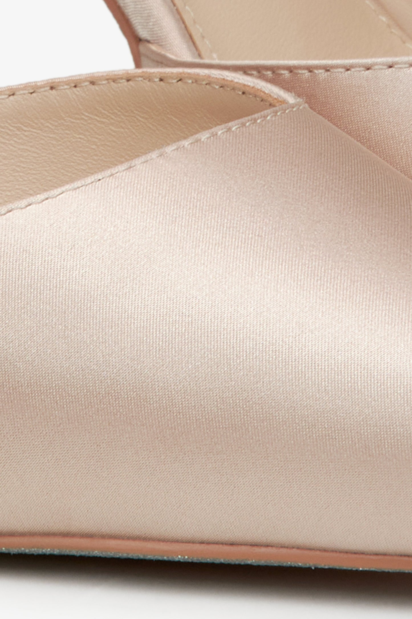 Damskie satynowe szpilki w kolorze pudrowym Estro - zbliżenie na fakturę buta.