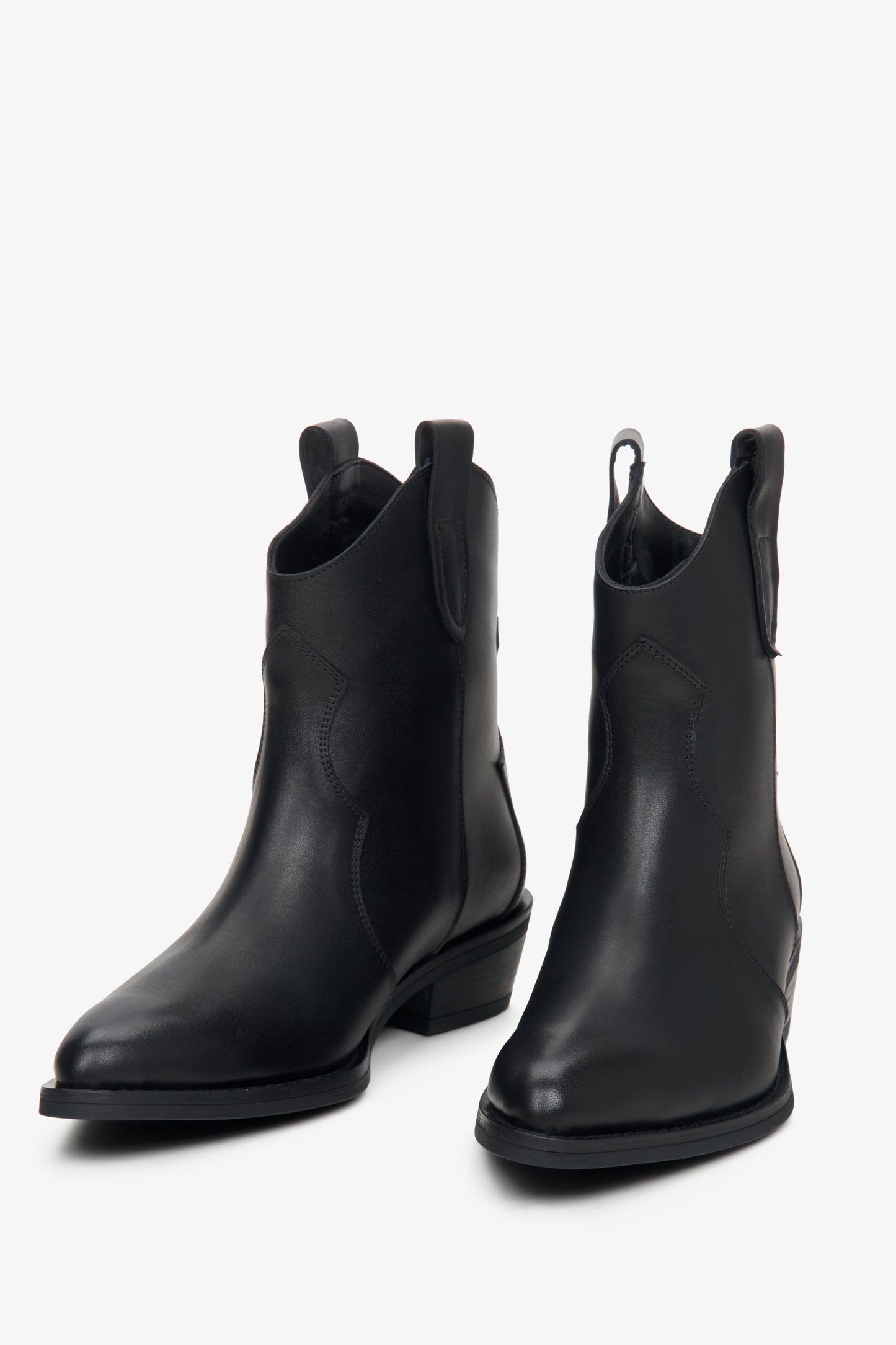 Skórzane kowbojki damskie w kolorze czarnym Estro - zbliżenie na czubek buta.