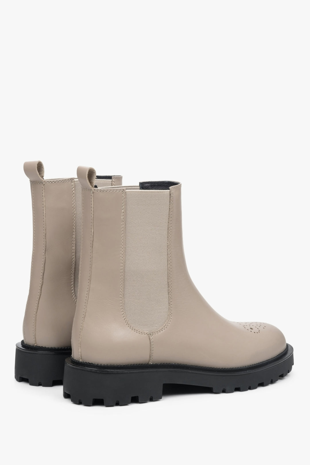 Skórzane sztyblety damskie w kolorze szarobeżowym - zbliżenie na tył butów.