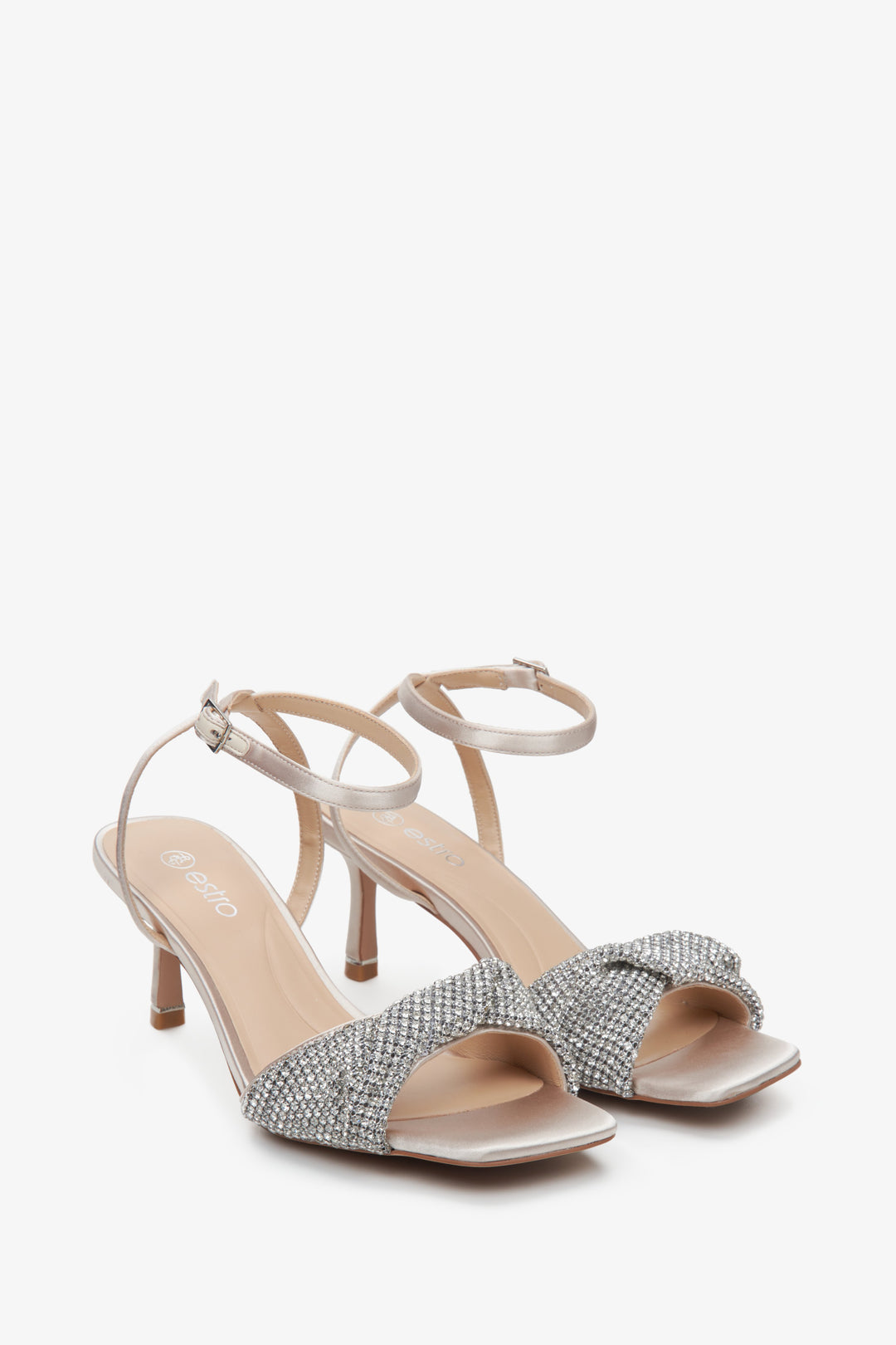 Beżowe, skórzane sandałki damskie na stabilnym obcasie z cyrkoniami.