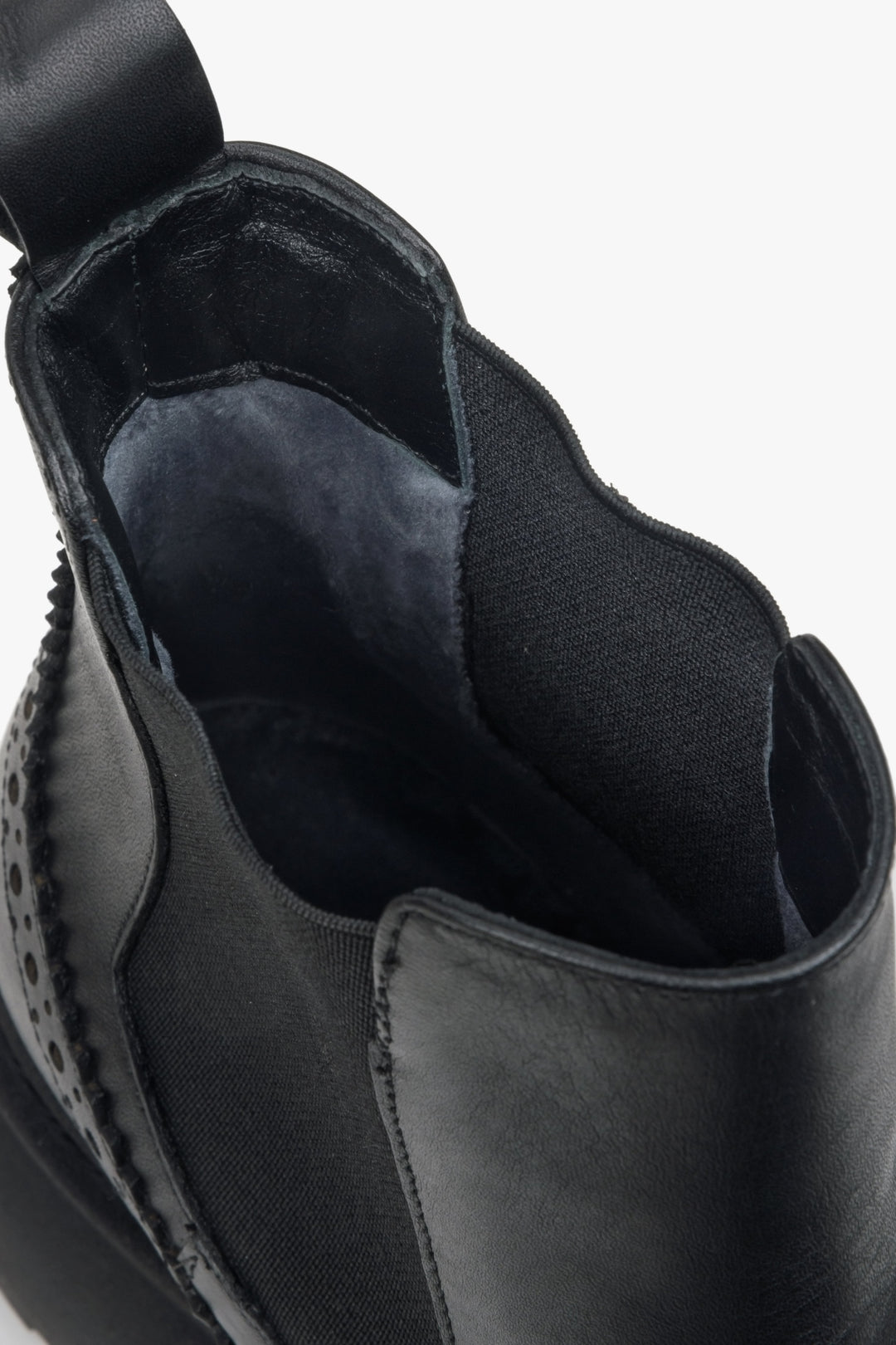 Damskie sztyblety z ociepleniem na zimę w kolorze czarnym Estro - zbliżenie na miękkie wypełnienie buta.