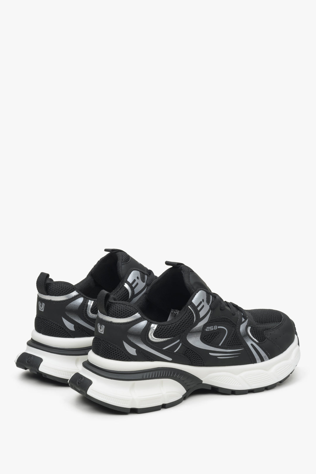 Czarne sneakersy damskie ES 8 - zbliżenie na zapiętek i linię boczną butów.