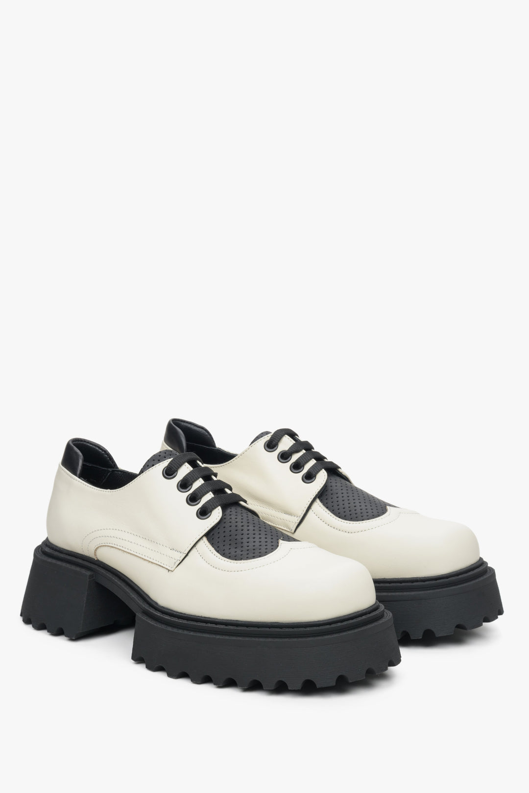 Skórzane beżowo-czarne półbuty damskie Estro - zbliżenie na czubek buta.