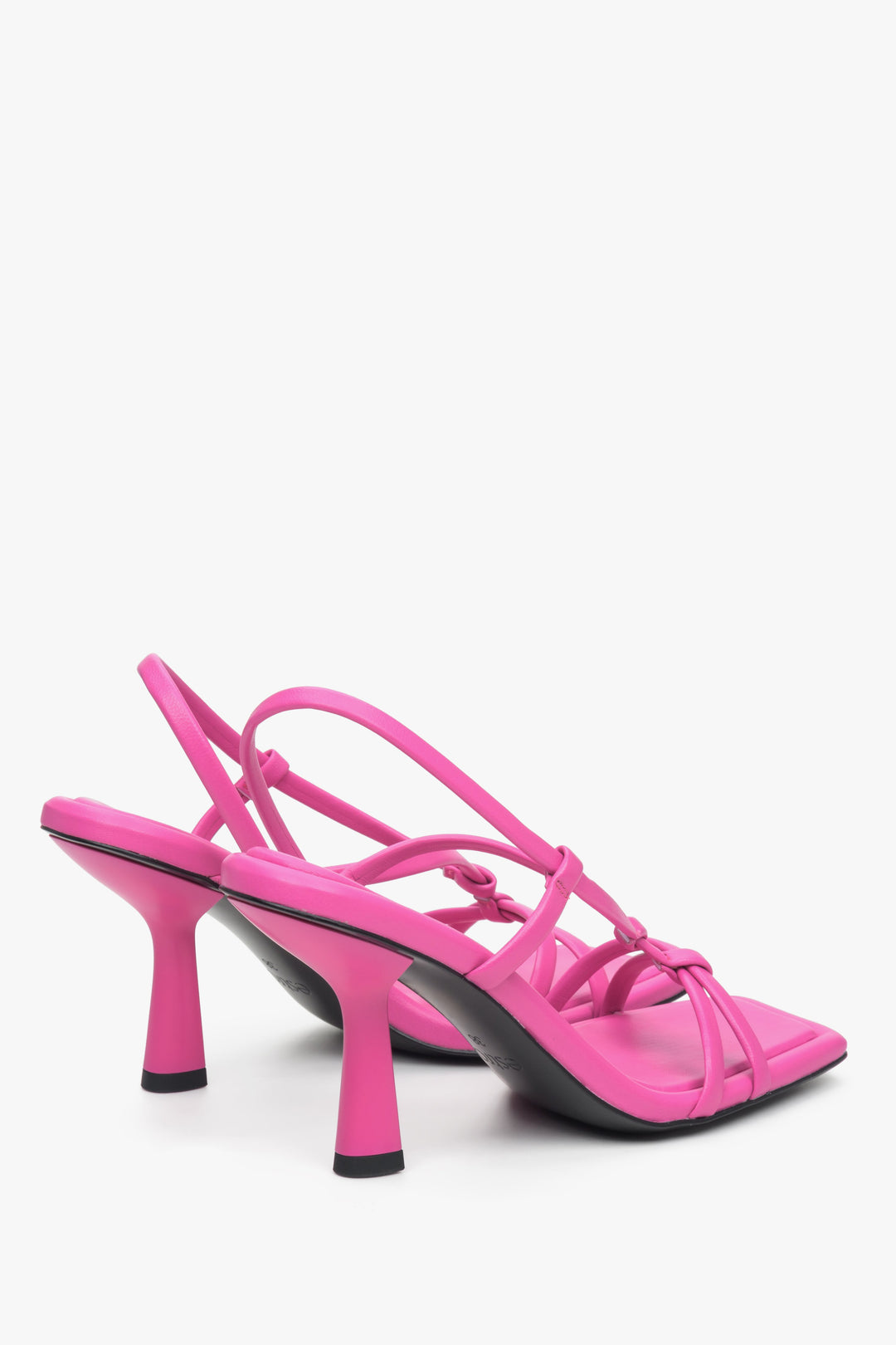 Różowe sandały damskie na obcasie ze skóry naturalnej Estro - zbliżenie na obcas i linię boczną butów.