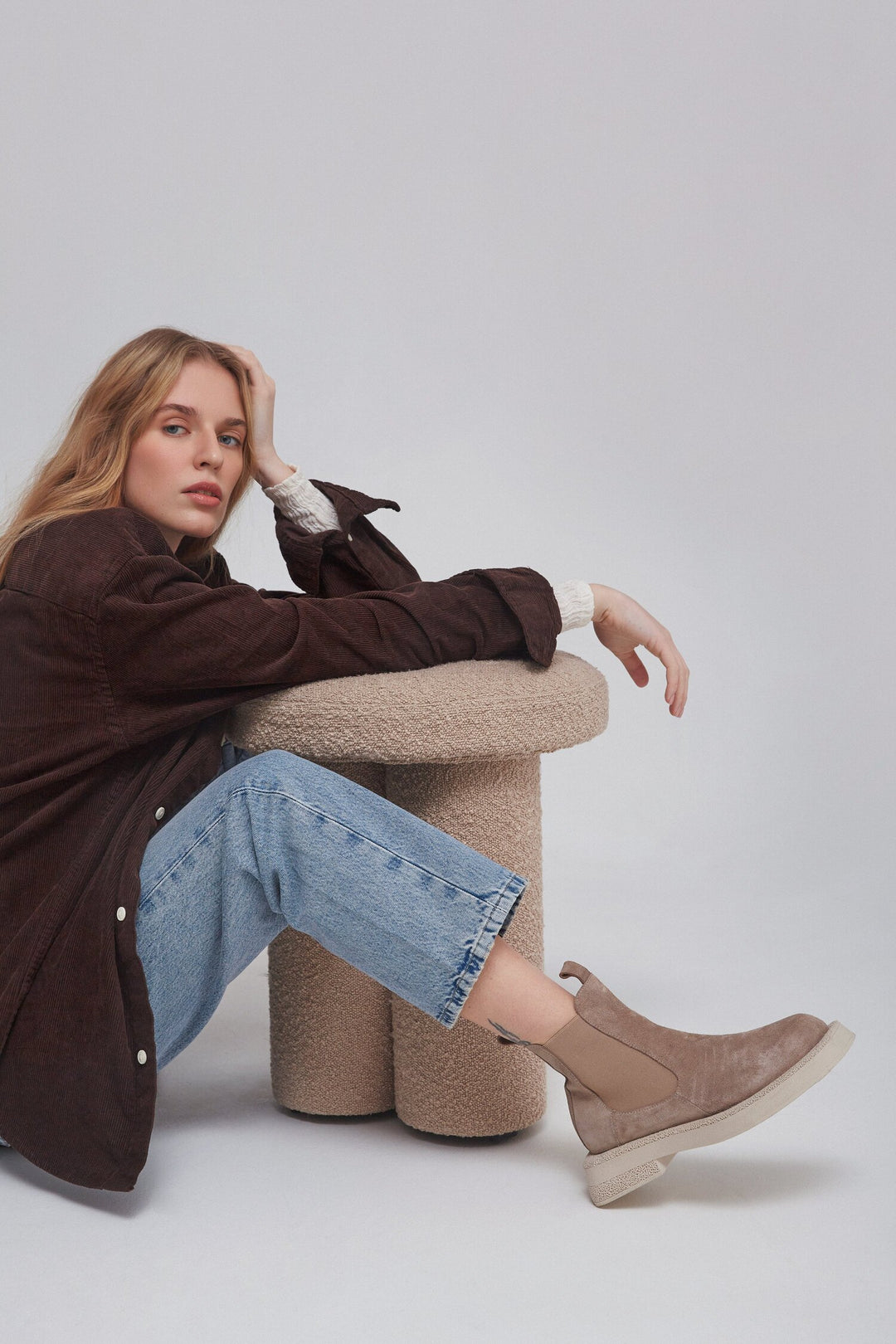 Beżowe sztyblety damskie z zamszu naturalnego na niskim obcasie Estro ER00114060