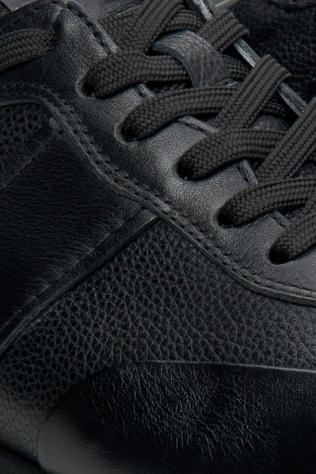 Skórzane sneakersy męskie w kolorze czarnym marki Estro - zbliżenie na detale.
