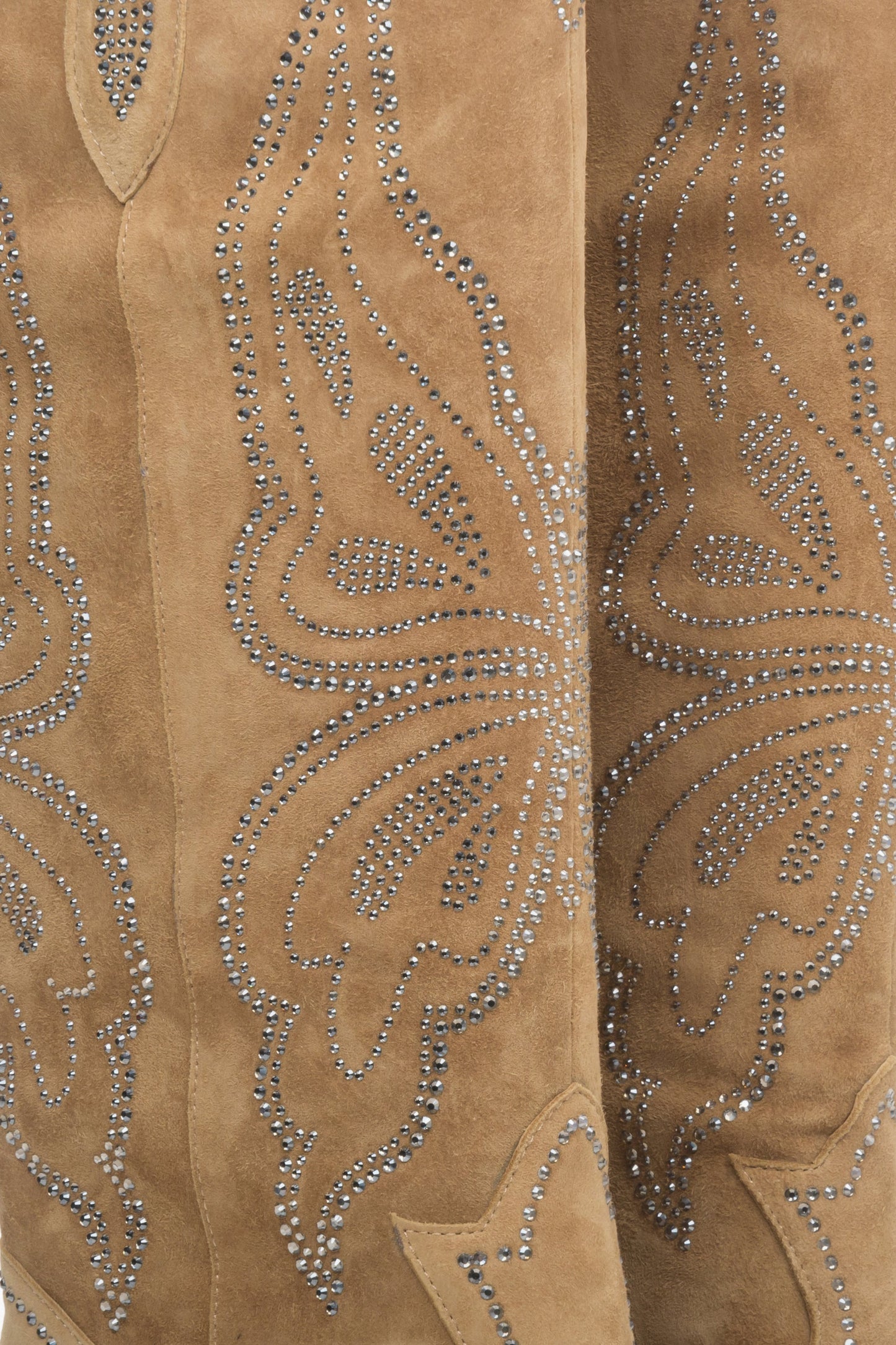 Jasnobeżowe wysokie kowbojki damskie z weluru naturalnego Estro - zbliżenie na detal.