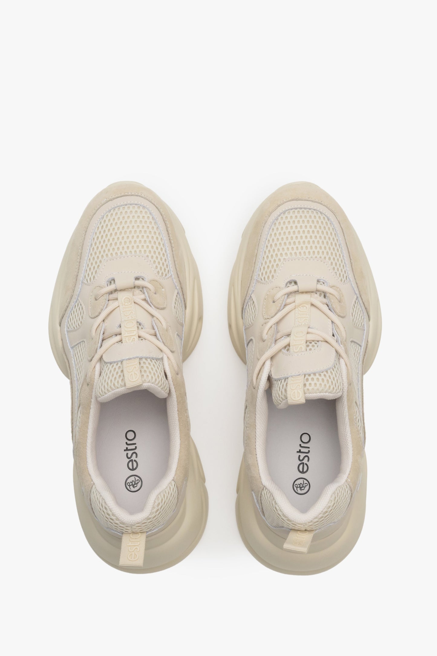 Welurowe beżowe sneakersy damskie z siateczką Estro - prezentacja modelu z góry.