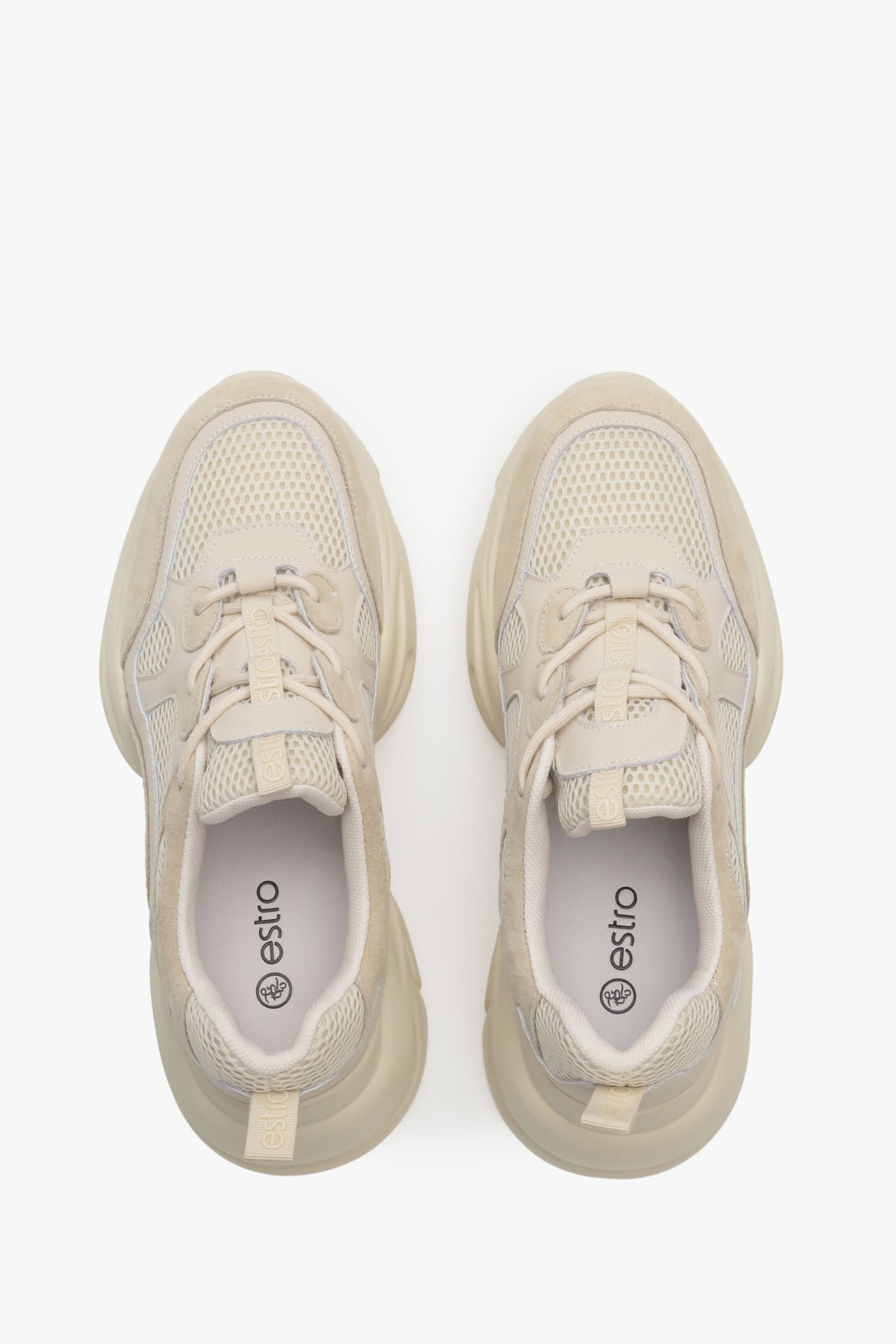 Welurowe beżowe sneakersy damskie z siateczką Estro - prezentacja modelu z góry.