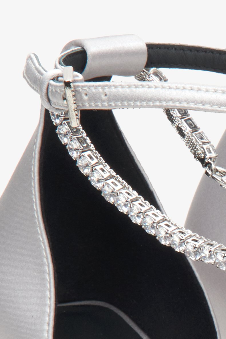 Eleganckie szare czółenka damskie Estro x MustHave - zbliżenie na ozdobny pasek i zapięcie.