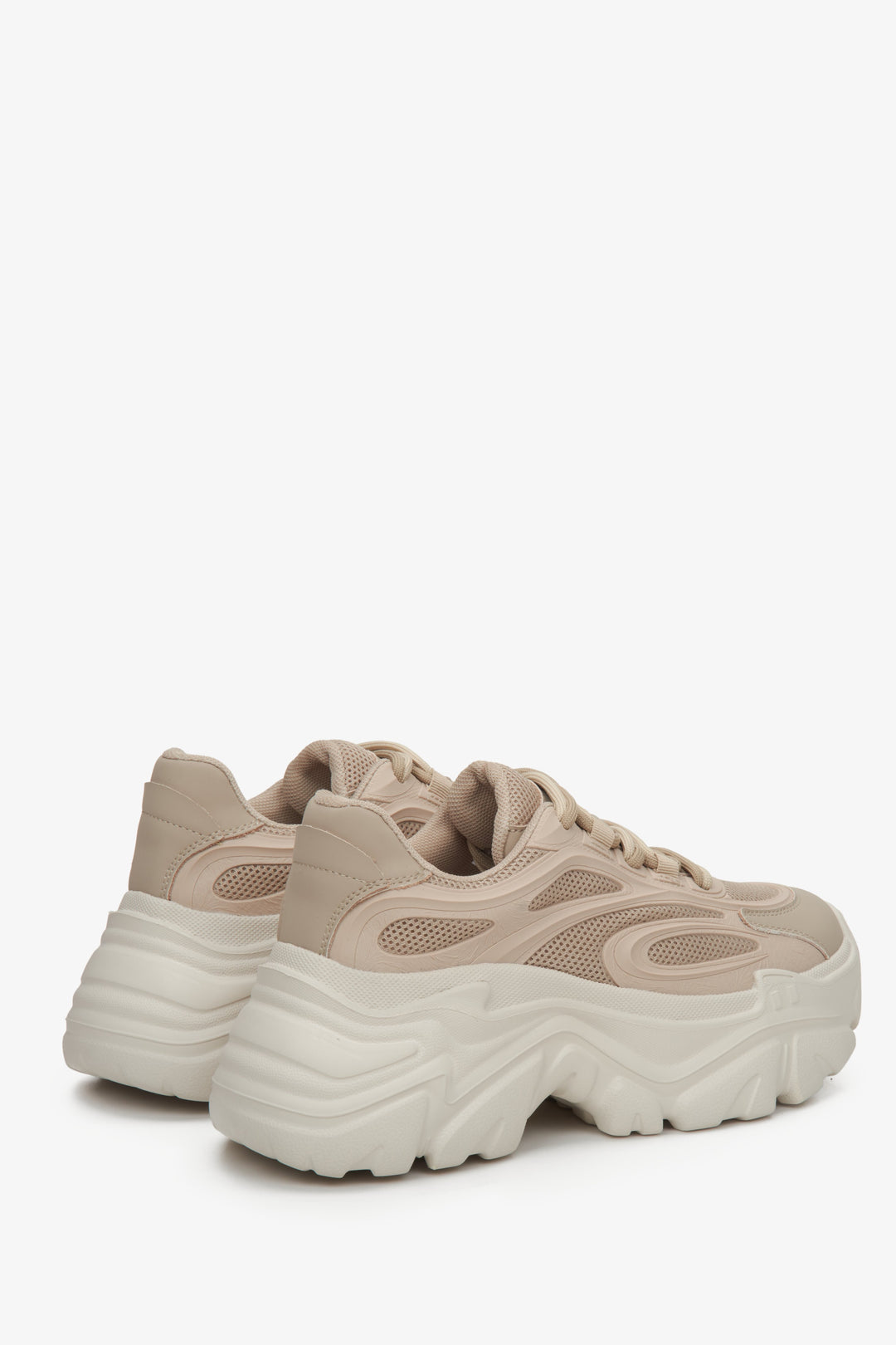 Damskie, jasnobrązowe sneakersy na grubej podeszwie ES 8 - zbliżenie na zapiętek i linię boczną butów.