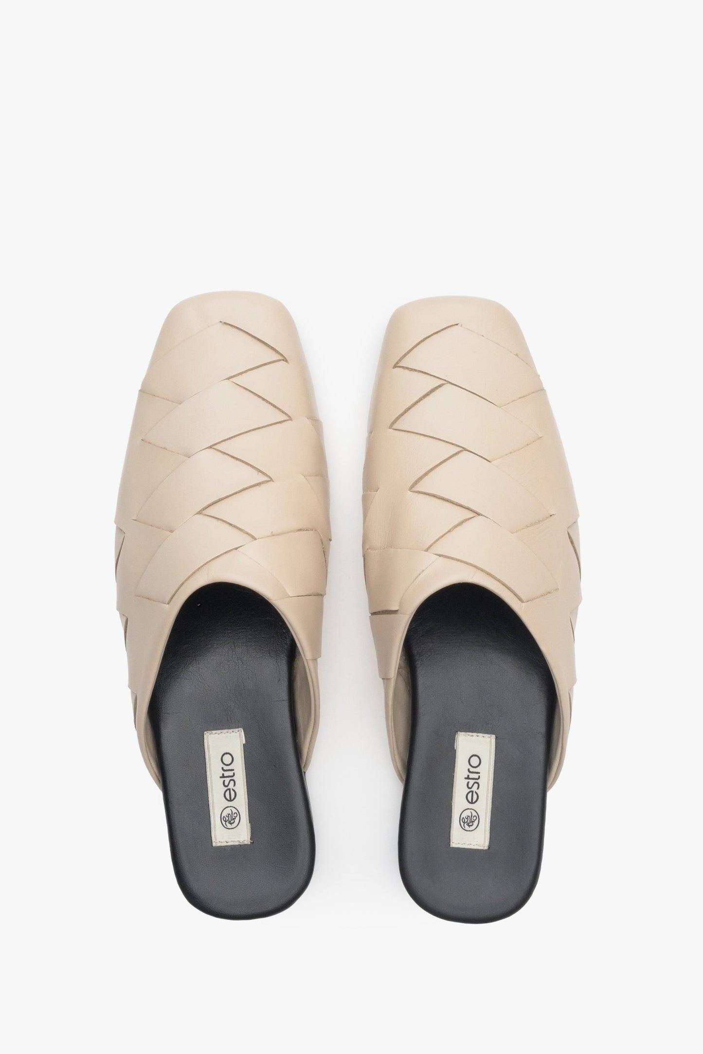 Skórzane jasnobeżowe klapki damskie Estro - prezentacja z góry.