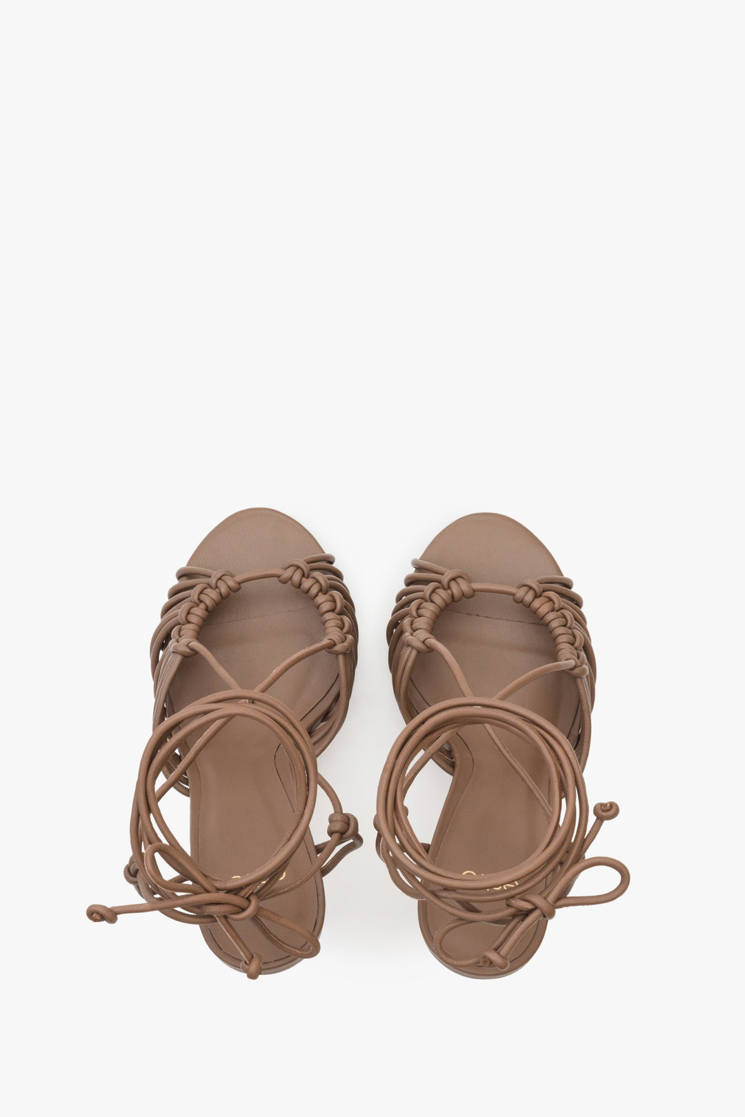 Damskie, skórzane sandały z wiązaniem w kolorze brązowym Estro - prezentacja modelu z góry.