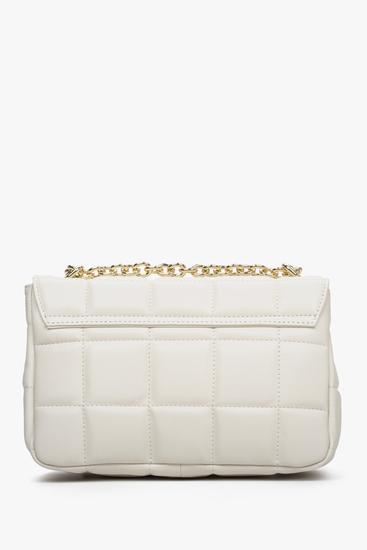 Beżowa, pikowana torebka damska Estro ze skóry naturalnej - tył modelu.