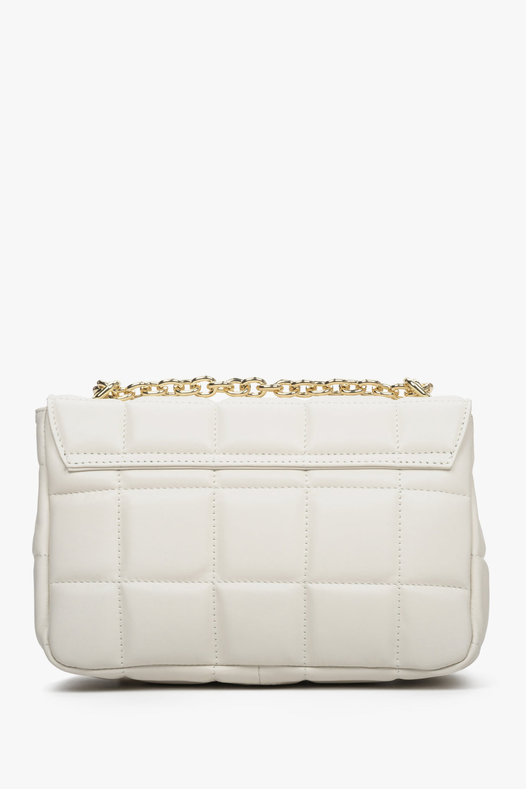 Beżowa, pikowana torebka damska Estro ze skóry naturalnej - tył modelu.