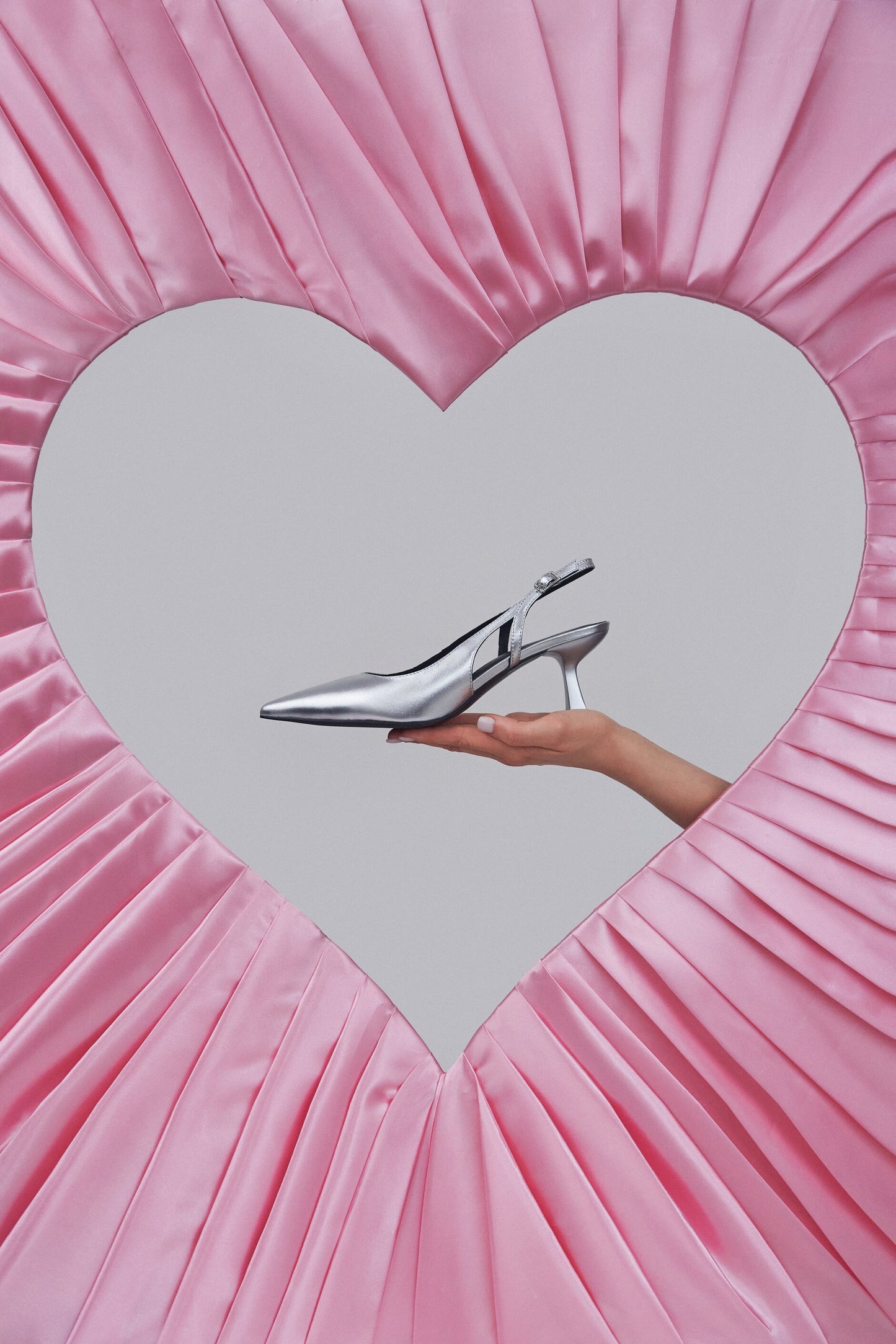 Srebrne czółenka damskie typu slingback ze skóry naturalnej Estro X MustHave ER00114246