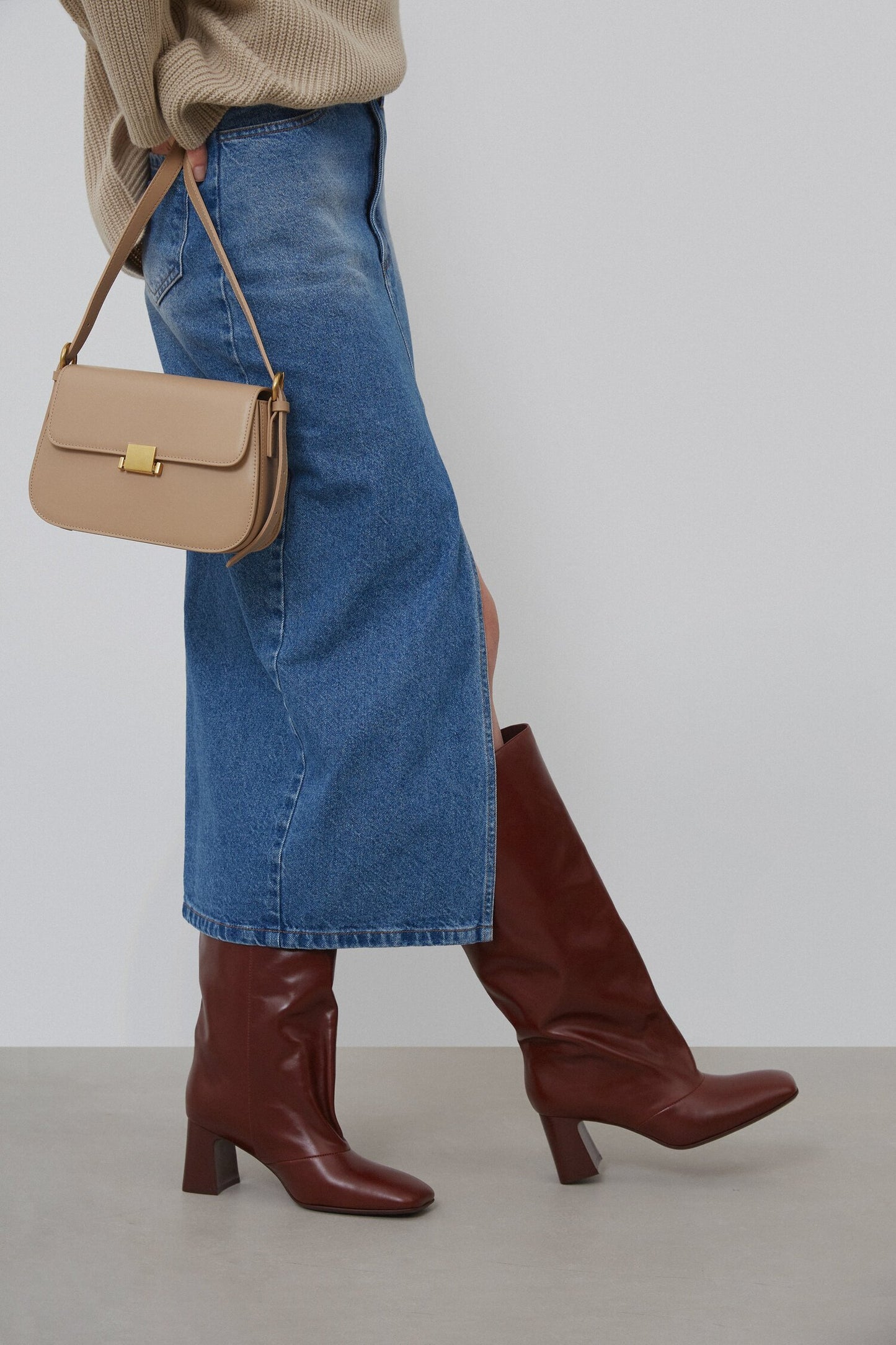 Beżowa skórzana torebka damska na ramię ze złotymi okuciami Estro ER00113779