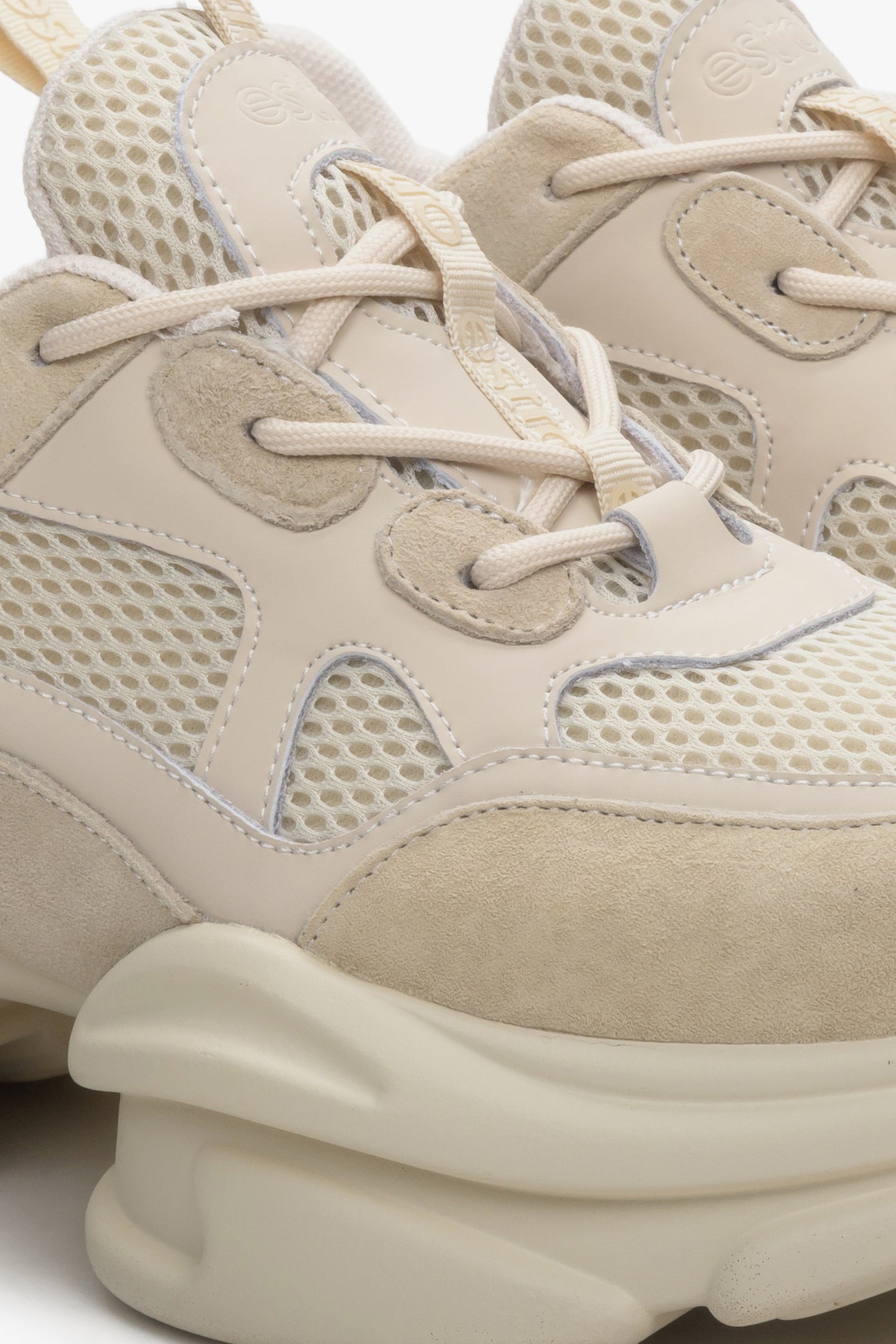 Beżowe welurowe sneakersy damskie Estro z siateczką- zbliżenie na detale.