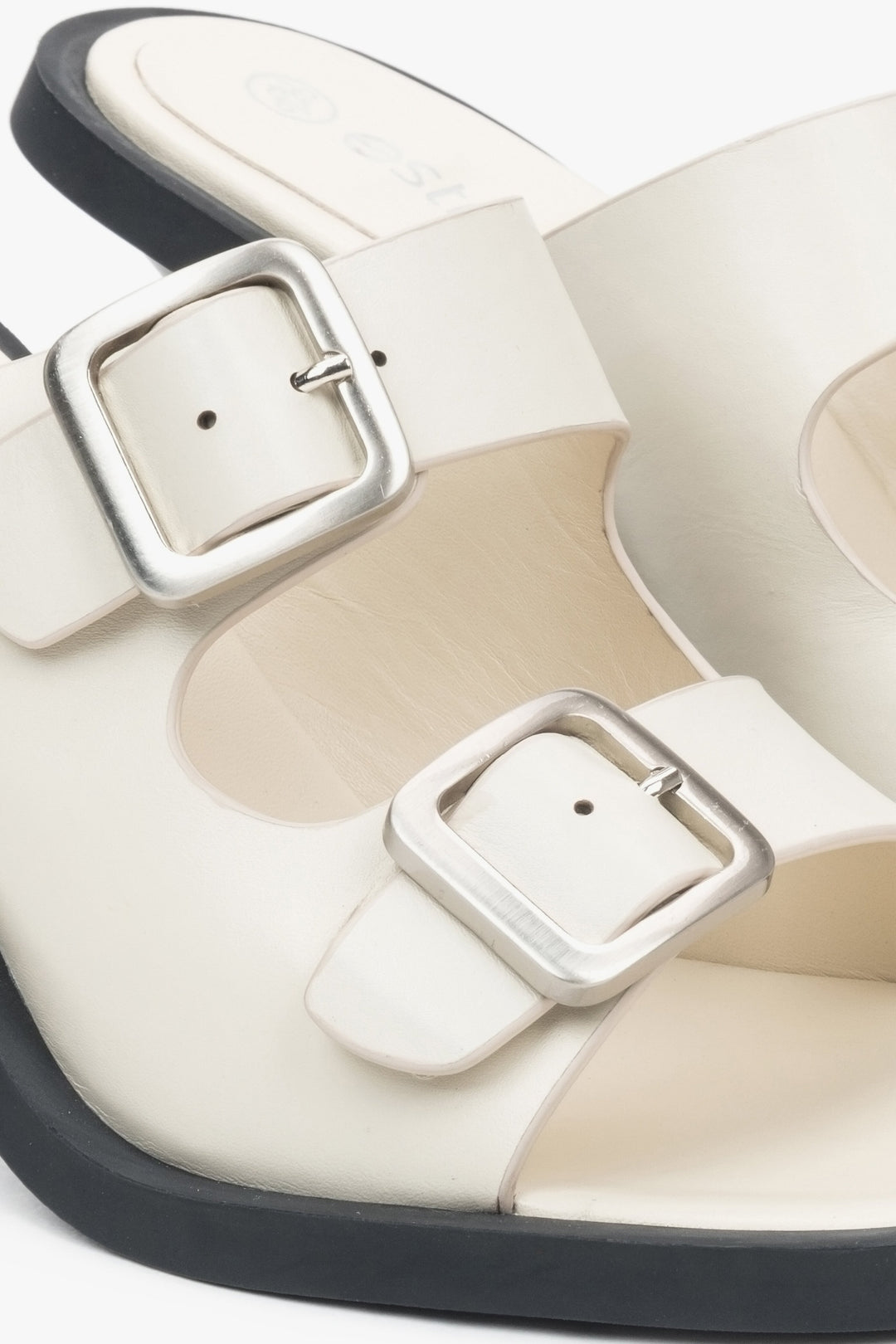 Klapki damskie białe skórzane Estro - zbliżenie na klamrę.