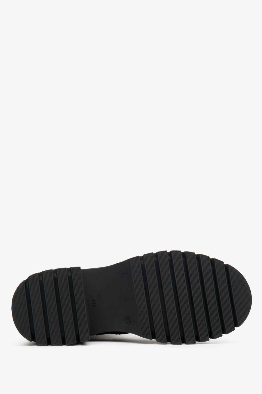 Botki damskie zimowe Estro w kolorze czarnym - zbliżenie na podeszwę buta.