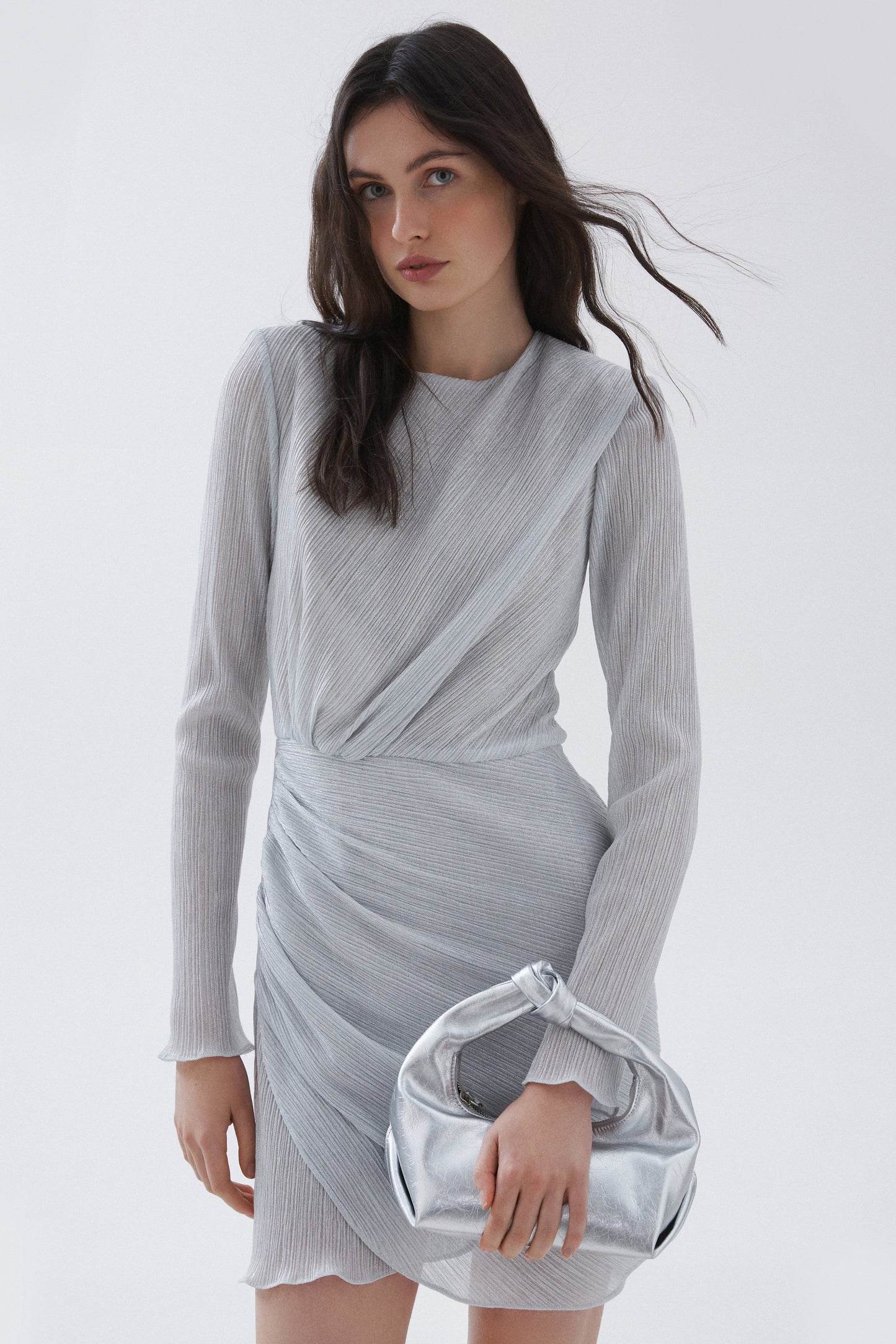 Srebrna wieczorowa torebka damska z plecioną rączką Estro - prezentacja w pełnej stylizacji.