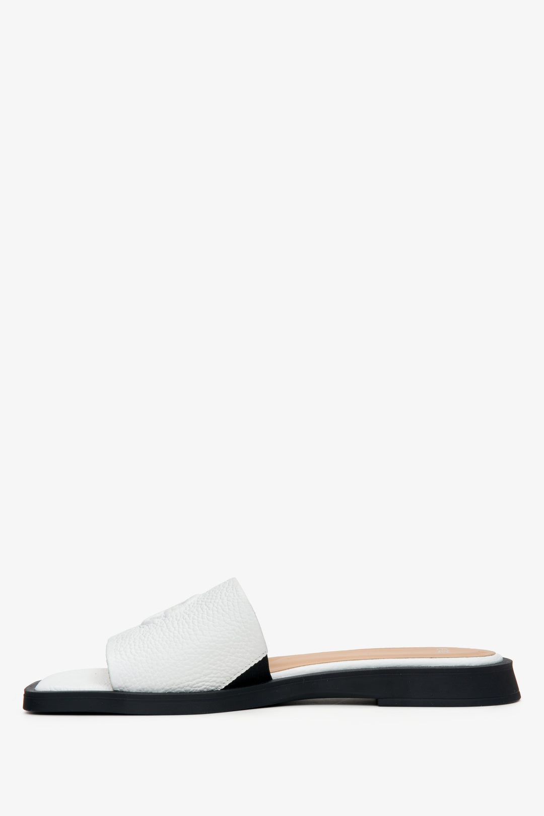 Białe skórzane klapki damskie Estro - profil buta.