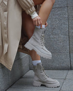 Szare workery damskie z weluru naturalnego ze złotą klamrą Estro ER00113511