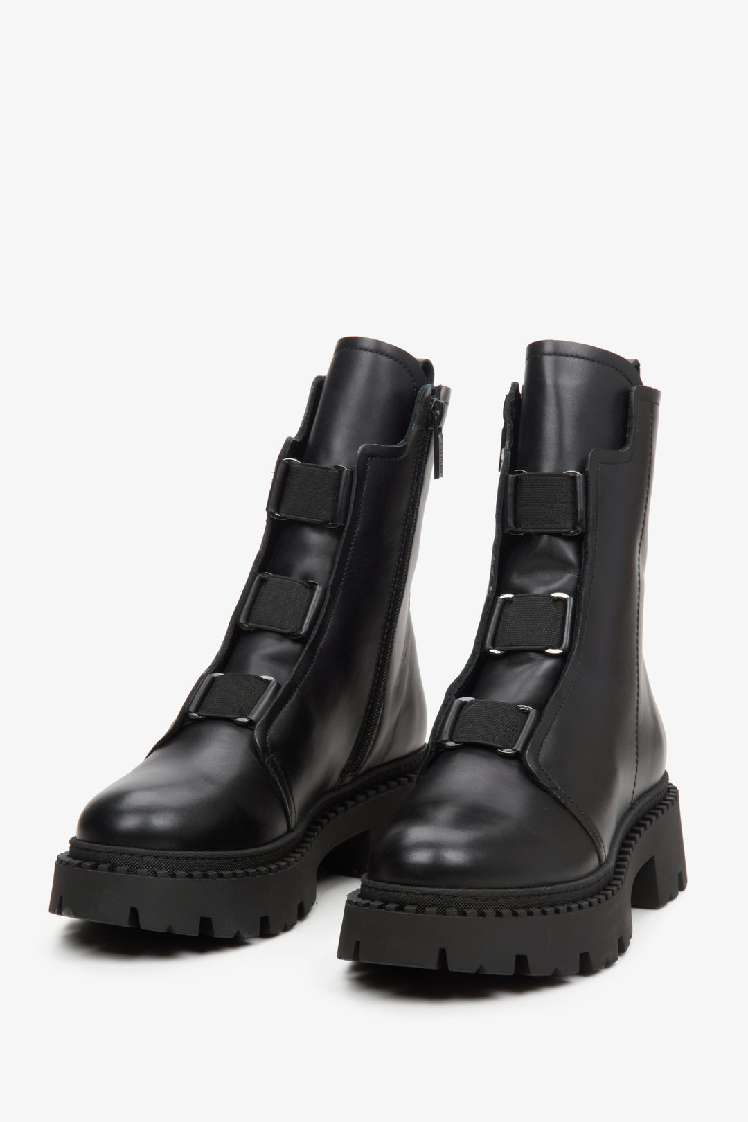 Botki damskie z miękką cholewą Estro w kolorze czarnym - zbliżenie na przód butów.