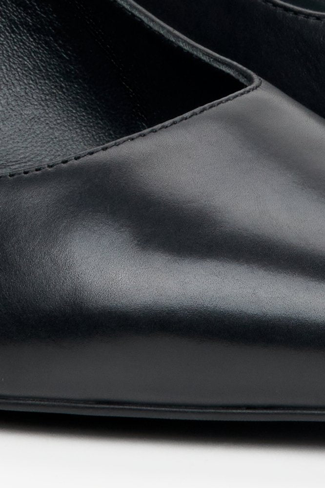 Slingbacki Estro X MustHave w kolorze czarnym - zbliżenie na detale.