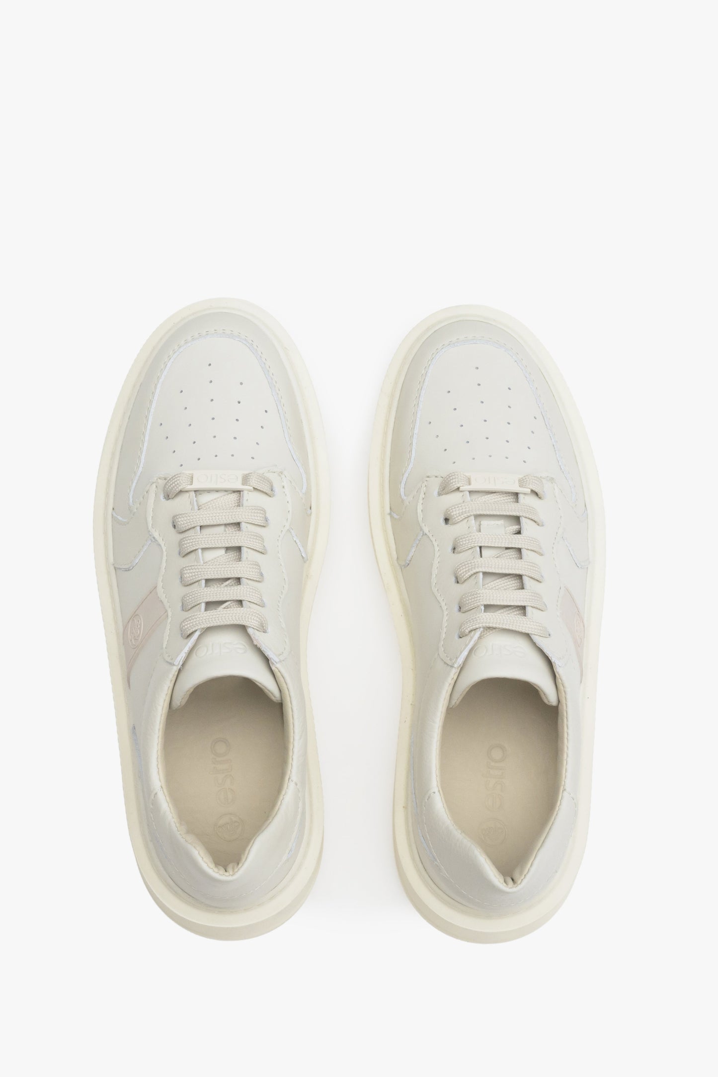 Skórzane, beżowe trampki damskie Estro ze sznurowaniem - prezentacja obuwia z góry.