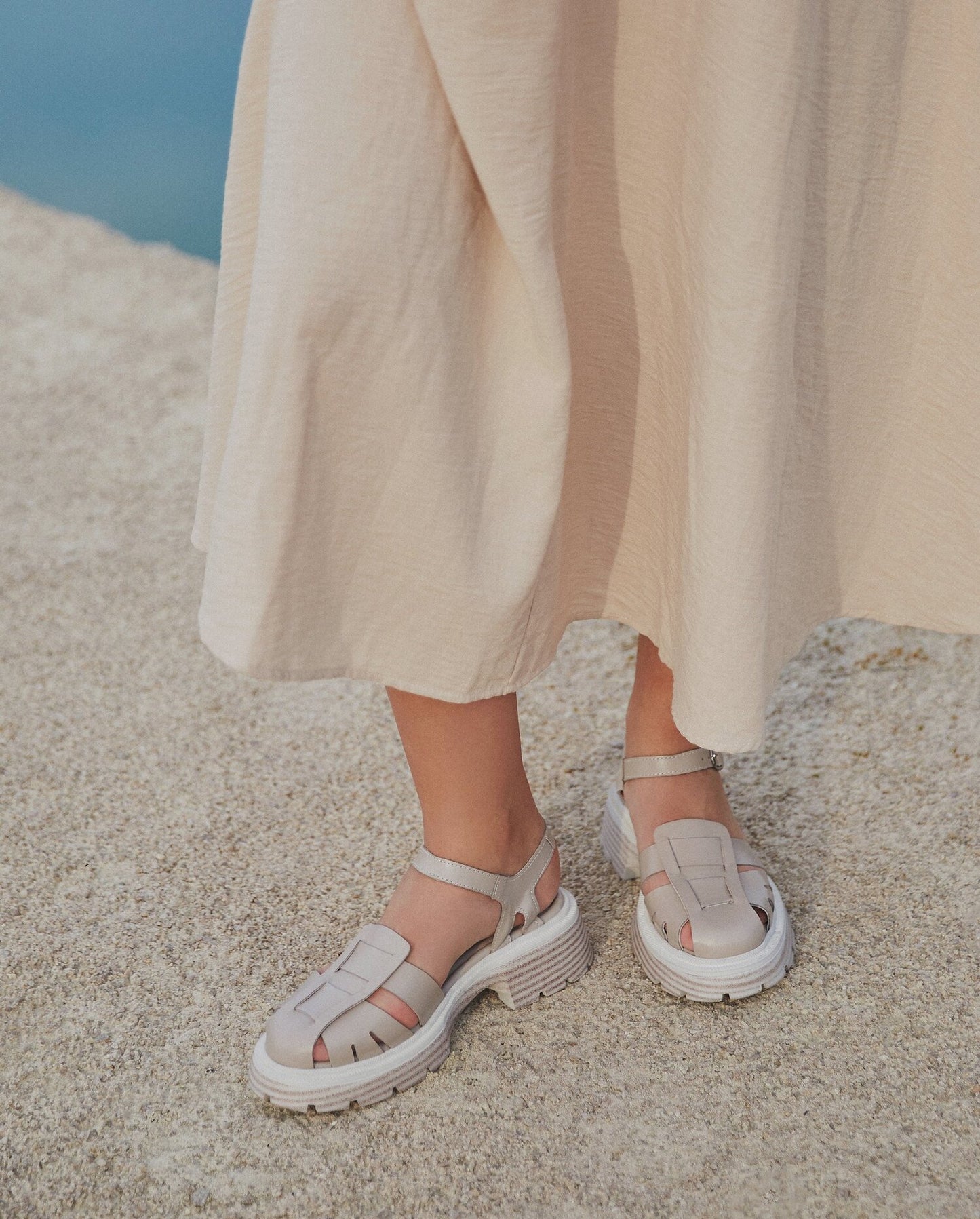 Beżowe sandały z zabudowaną linią palców na masywnej platformie Estro ER00113102