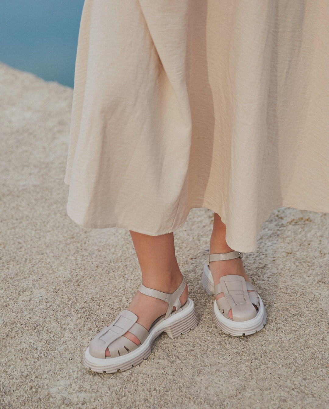 Beżowe sandały z zabudowaną linią palców na masywnej platformie Estro ER00113102