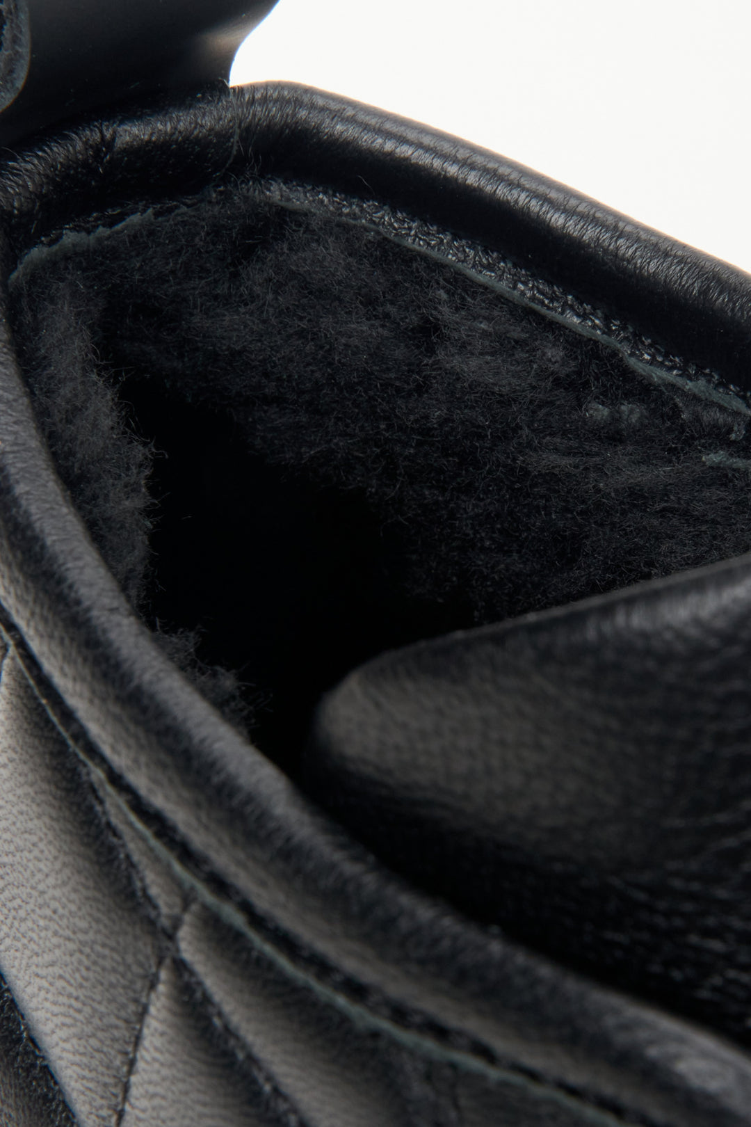 Skórzane, męskie botki w kolorze czarnym z ociepleniem marki Estro - zbliżenie na ciepły wsad.