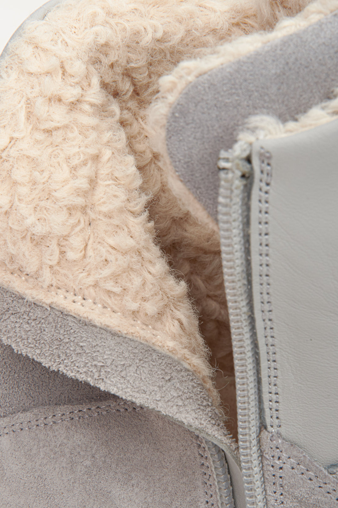 Wysokie, zamszowo-skórzane wysokie trampki damskie w kolorze szarym Estro - zbliżenie na wnętrze modelu.