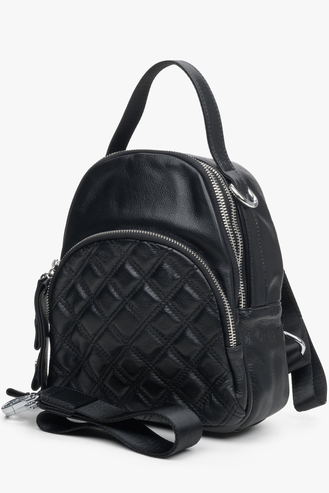 Mały, miejski plecak damski w kolorze czarnym Estro - przód modelu.