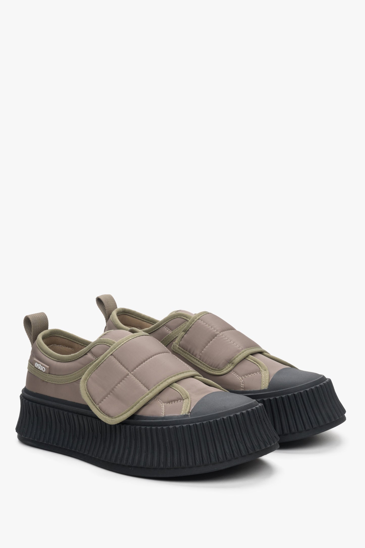 Beżowo-czarne tekstylne trampki damskie na wiosnę.