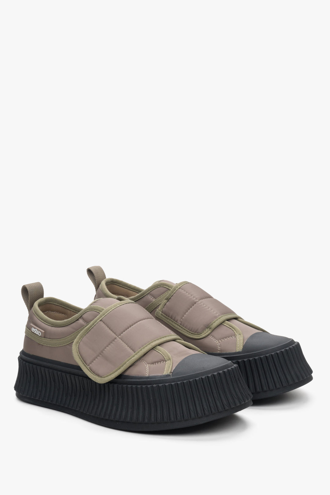 Beżowo-czarne tekstylne trampki damskie na wiosnę.