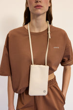 Jasnobeżowa torebka damska na telefon ze skóry naturalnej Estro ER00116881.